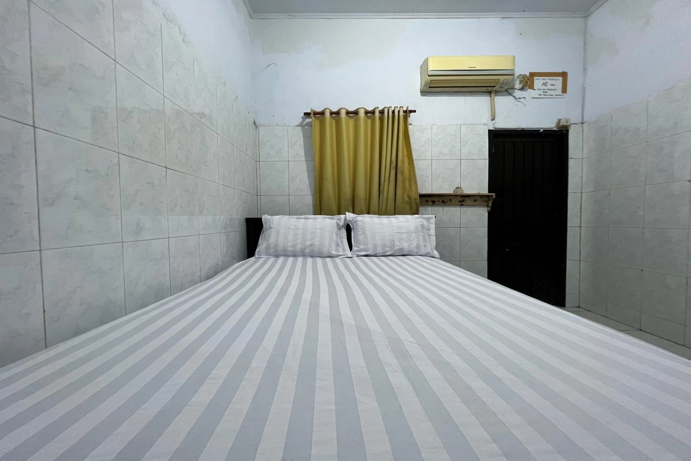 Bedroom, Bed in Hotel O Guest House Akbarrinna