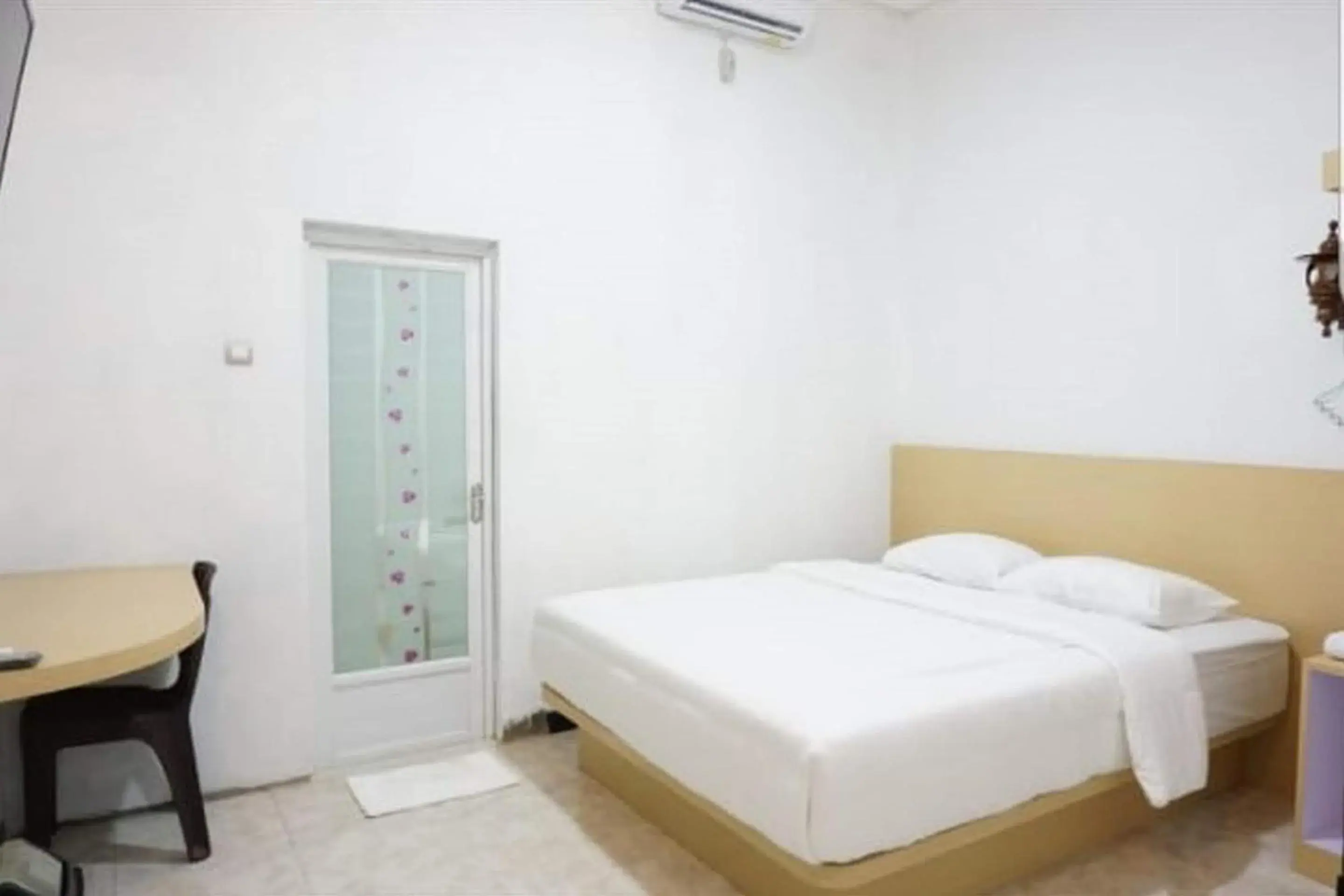 Standard Double Room in Hotel O Penginapan Naya Rita Standard Double Room in Hotel O Penginapan Naya Rita