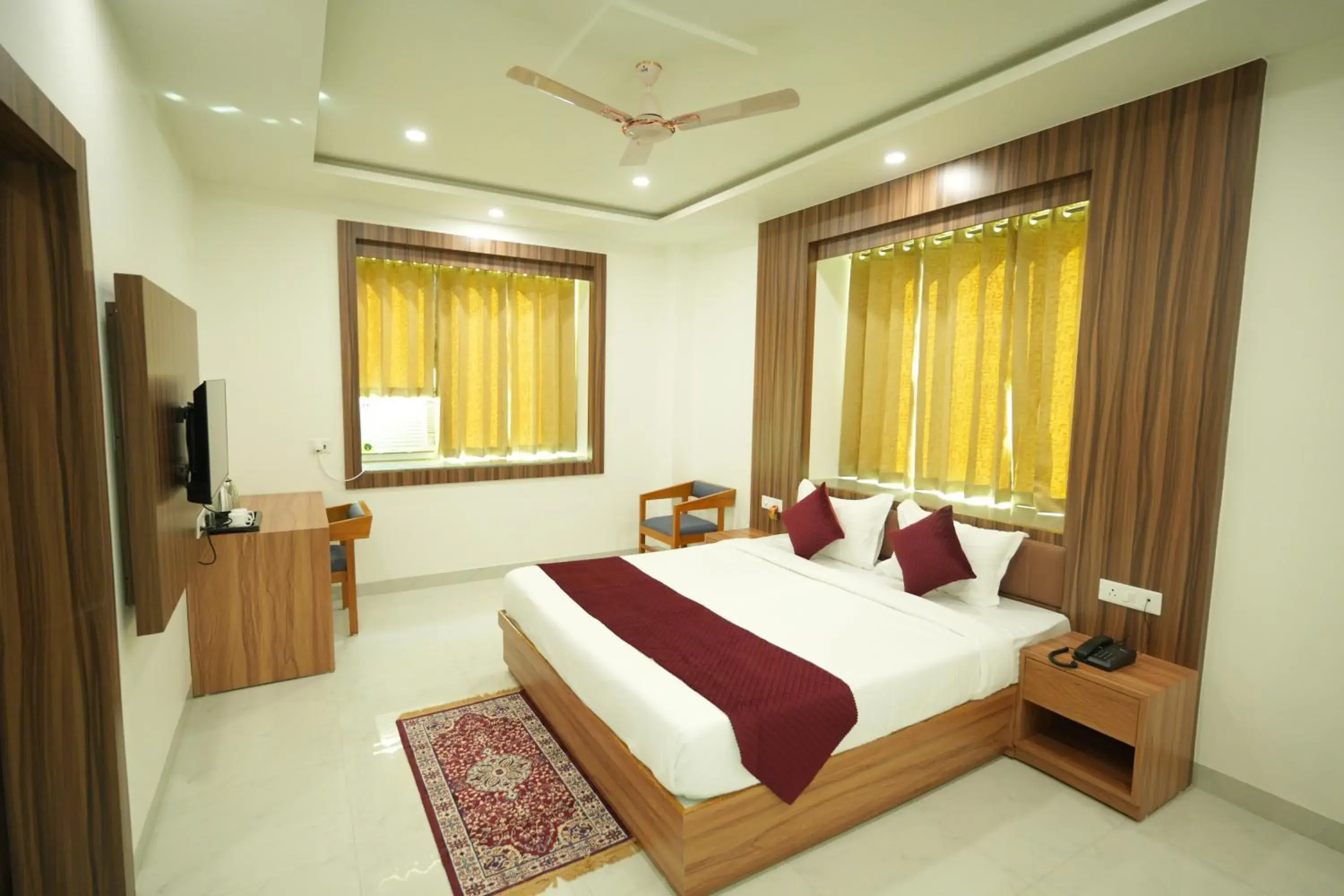 Superior King Room - single occupancy in DIVINE HOTEL AND RESORTS Superior King Room - single occupancy in DIVINE HOTEL AND RESORTS