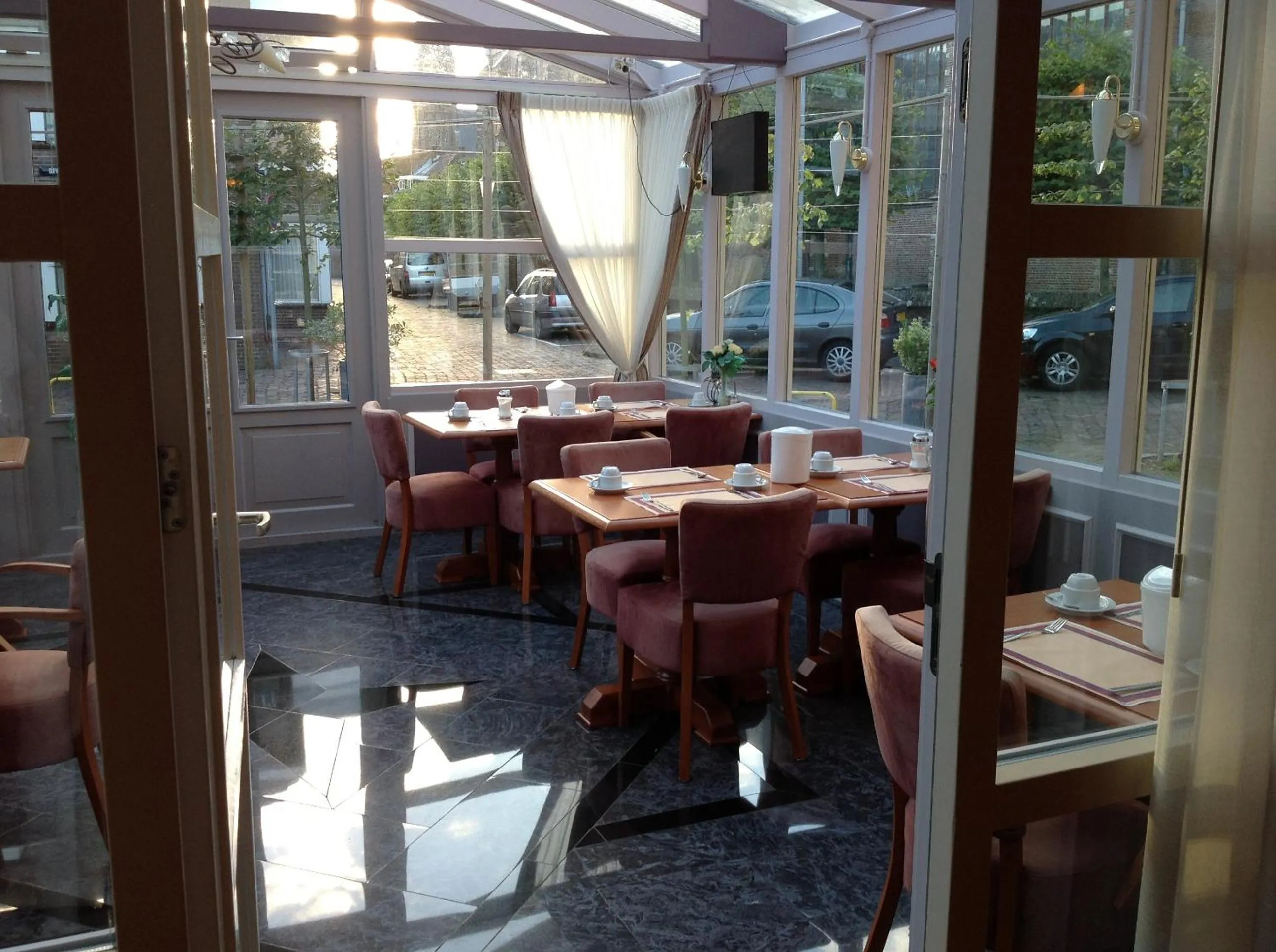 Restaurant/places to eat in SuyderSee Hotel