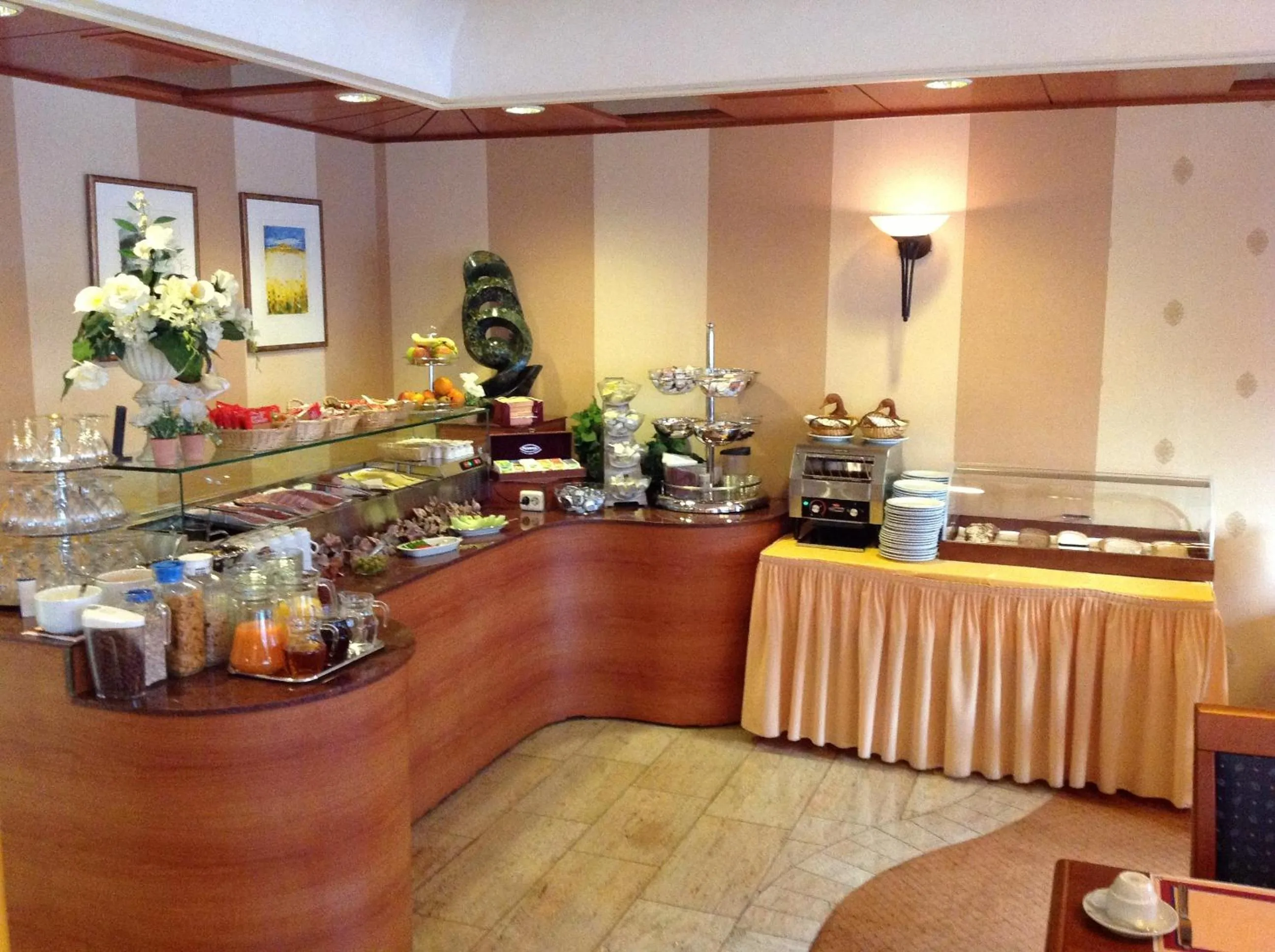 Restaurant/places to eat in SuyderSee Hotel