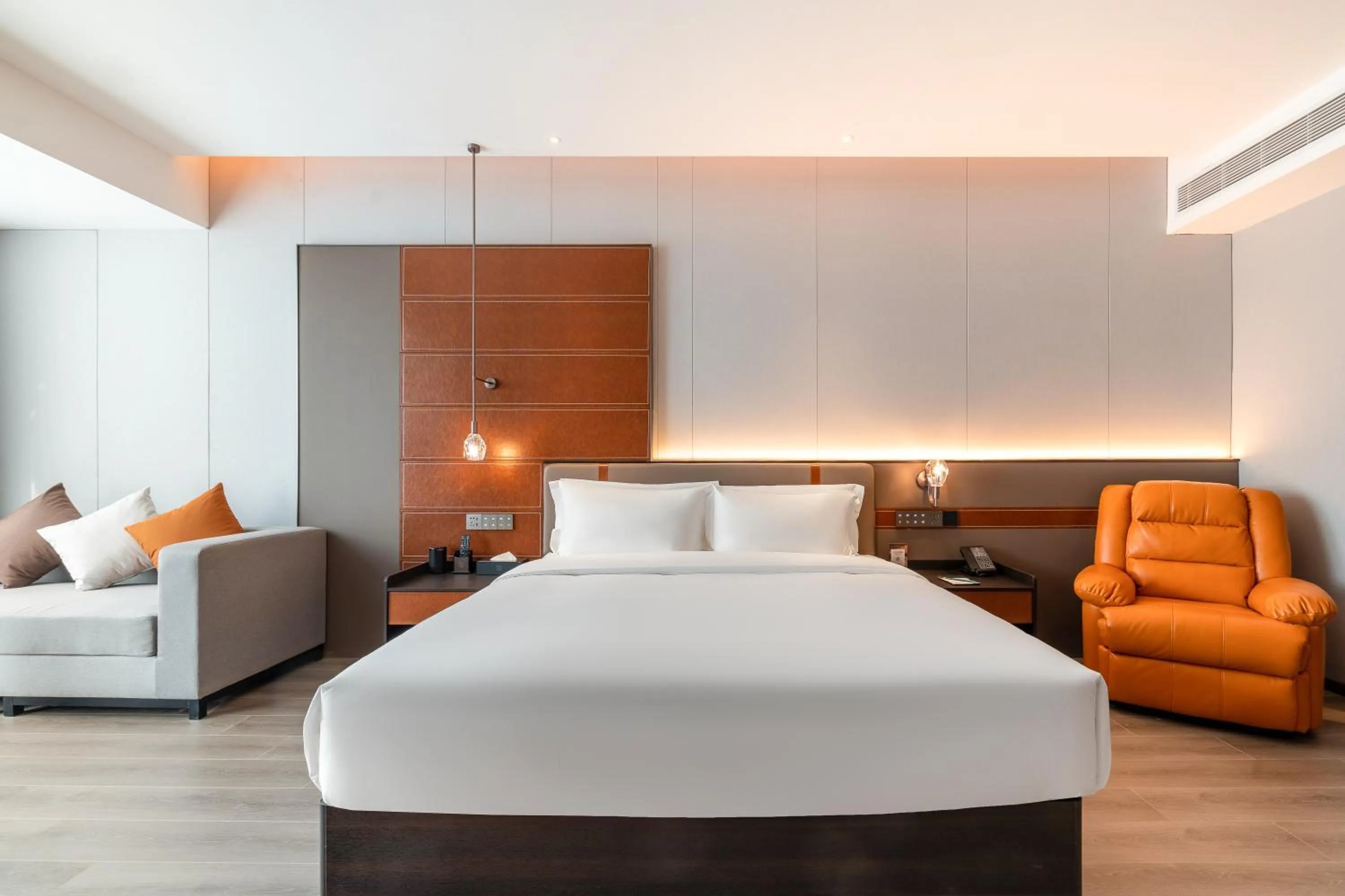 Photo of the whole room, Bed in The Puyan Hotel Hangzhou Jiubao