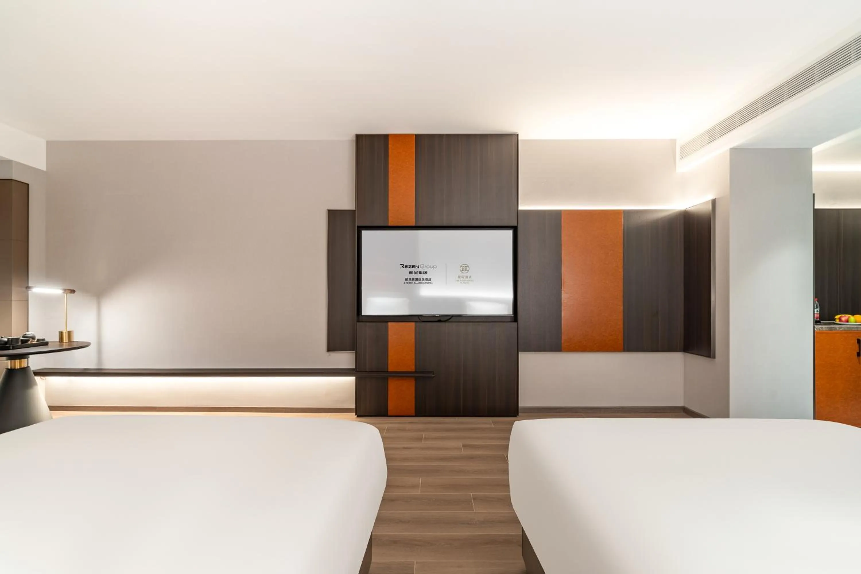 Photo of the whole room, Bed in The Puyan Hotel Hangzhou Jiubao