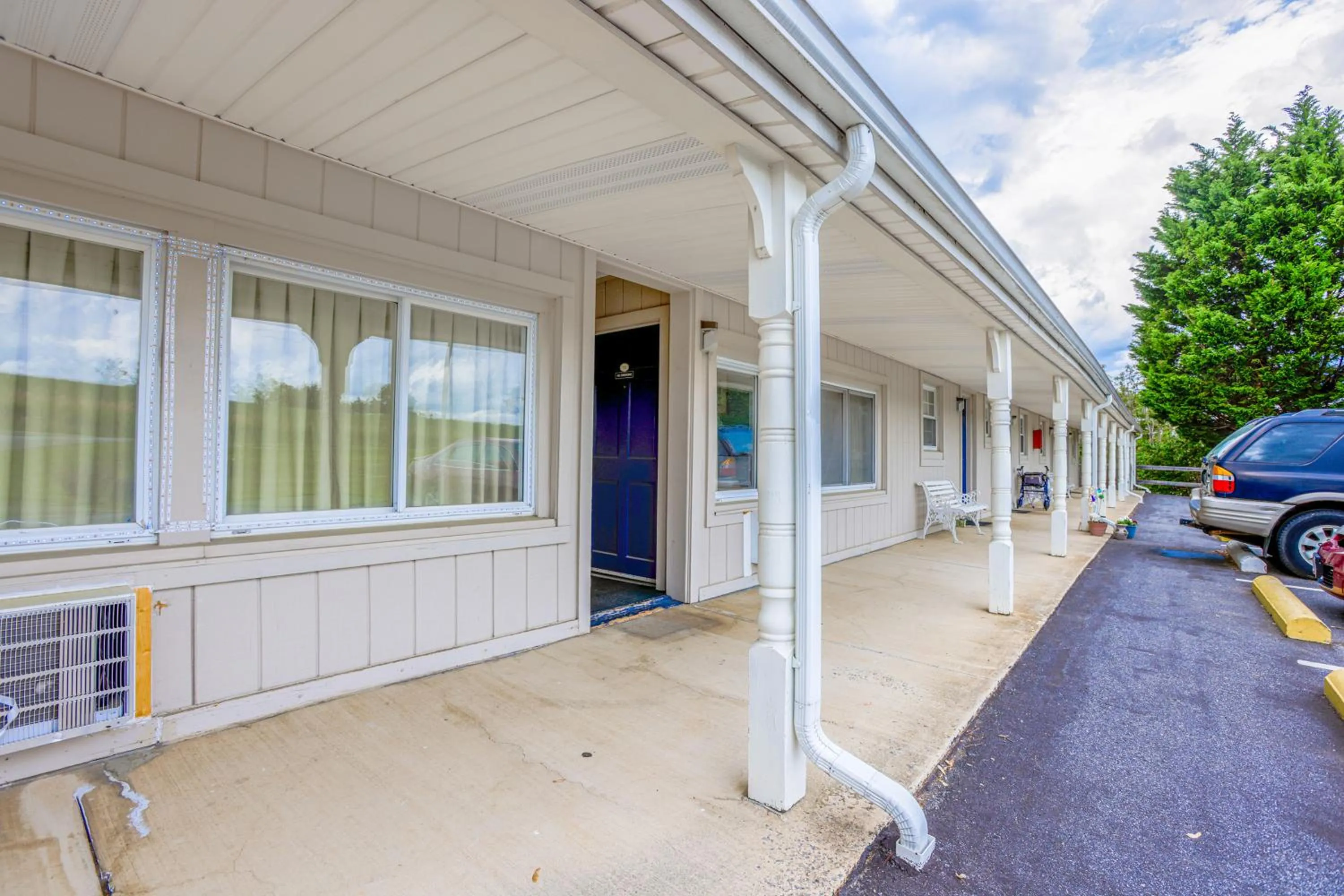 Facade/entrance in Relax Inn By OYO Natural Bridge I-81