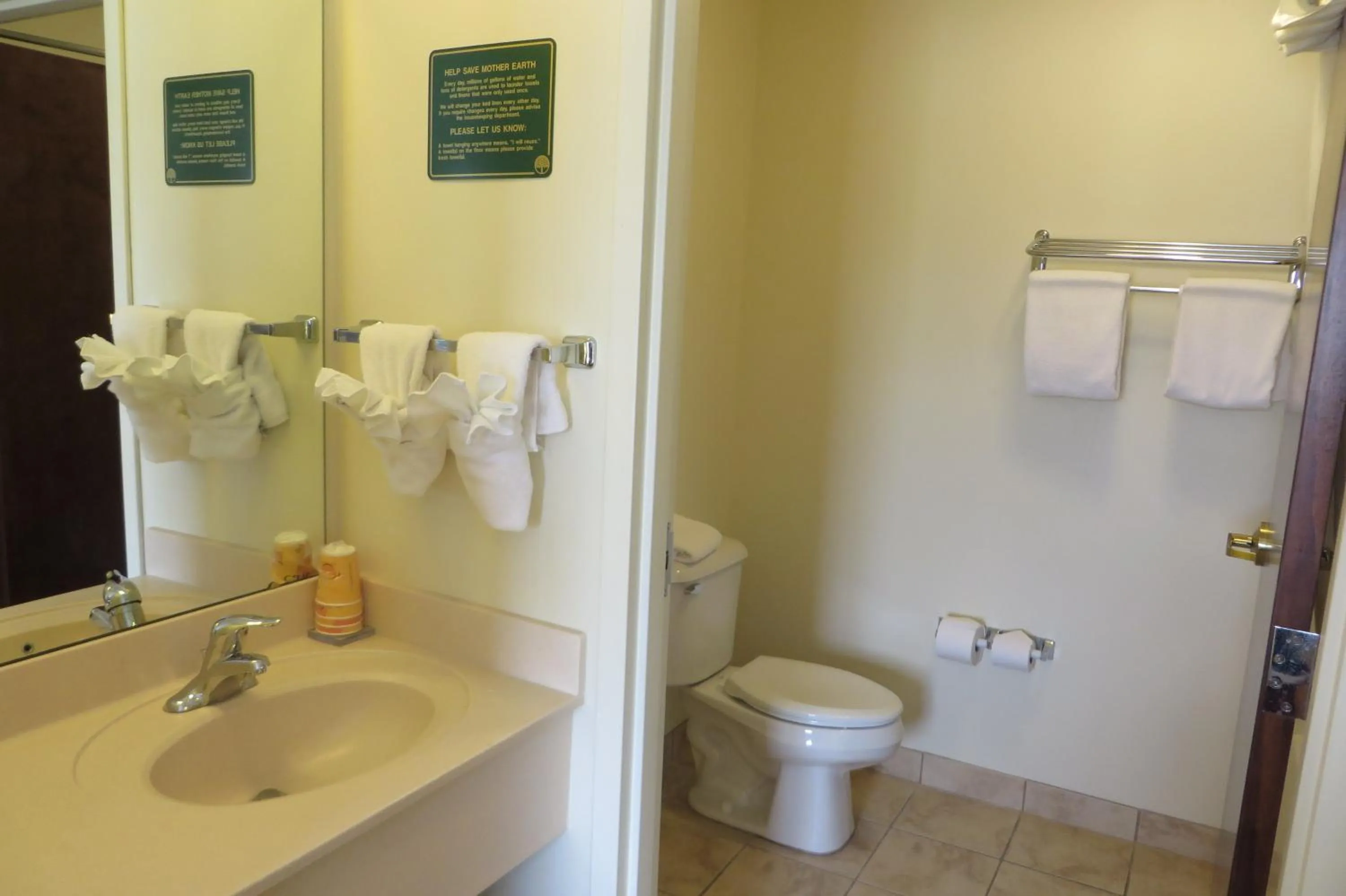 Bathroom in Hawthorn Extended Stay by Wyndham Seville