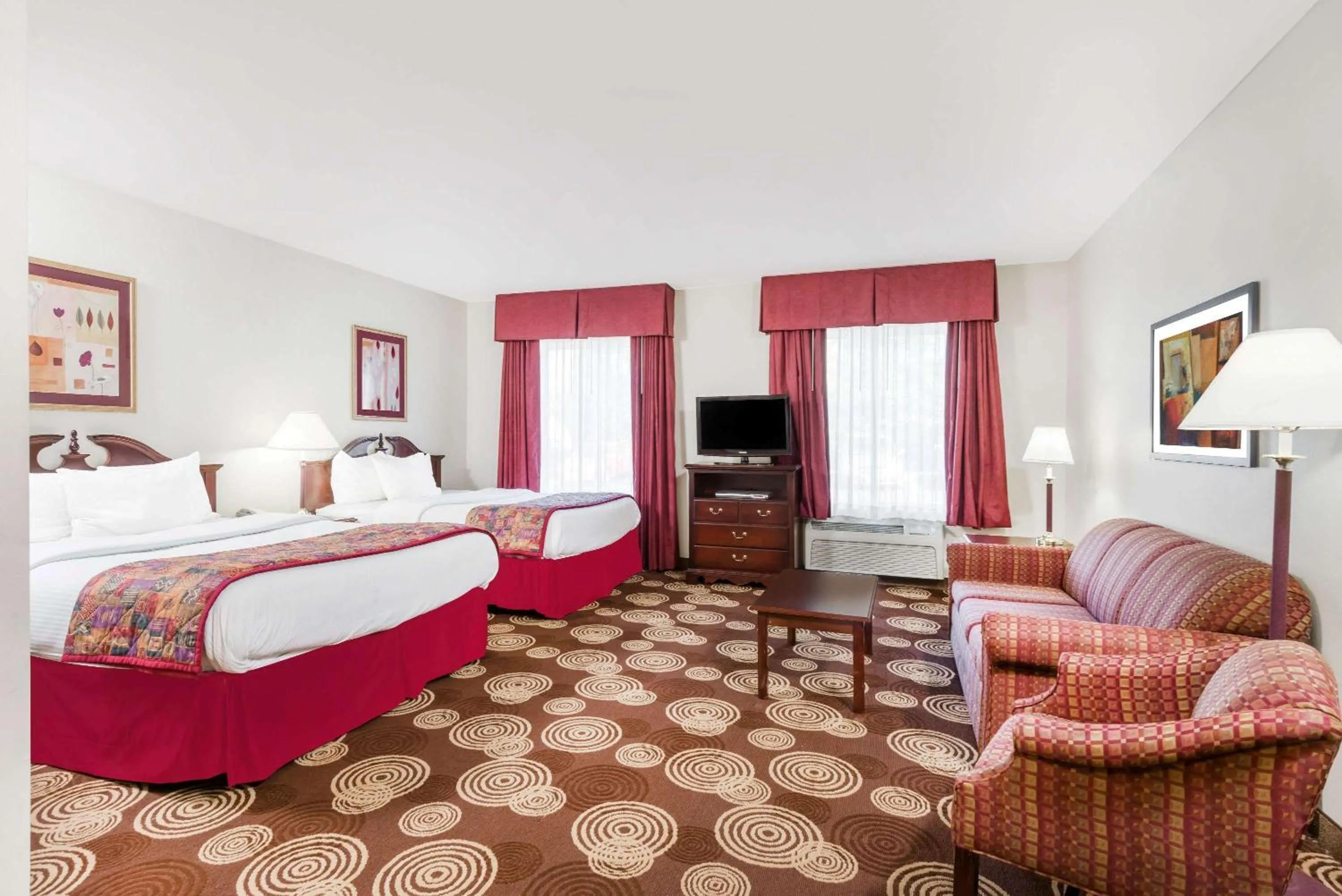 Photo of the whole room, Bed in Hawthorn Extended Stay by Wyndham Seville