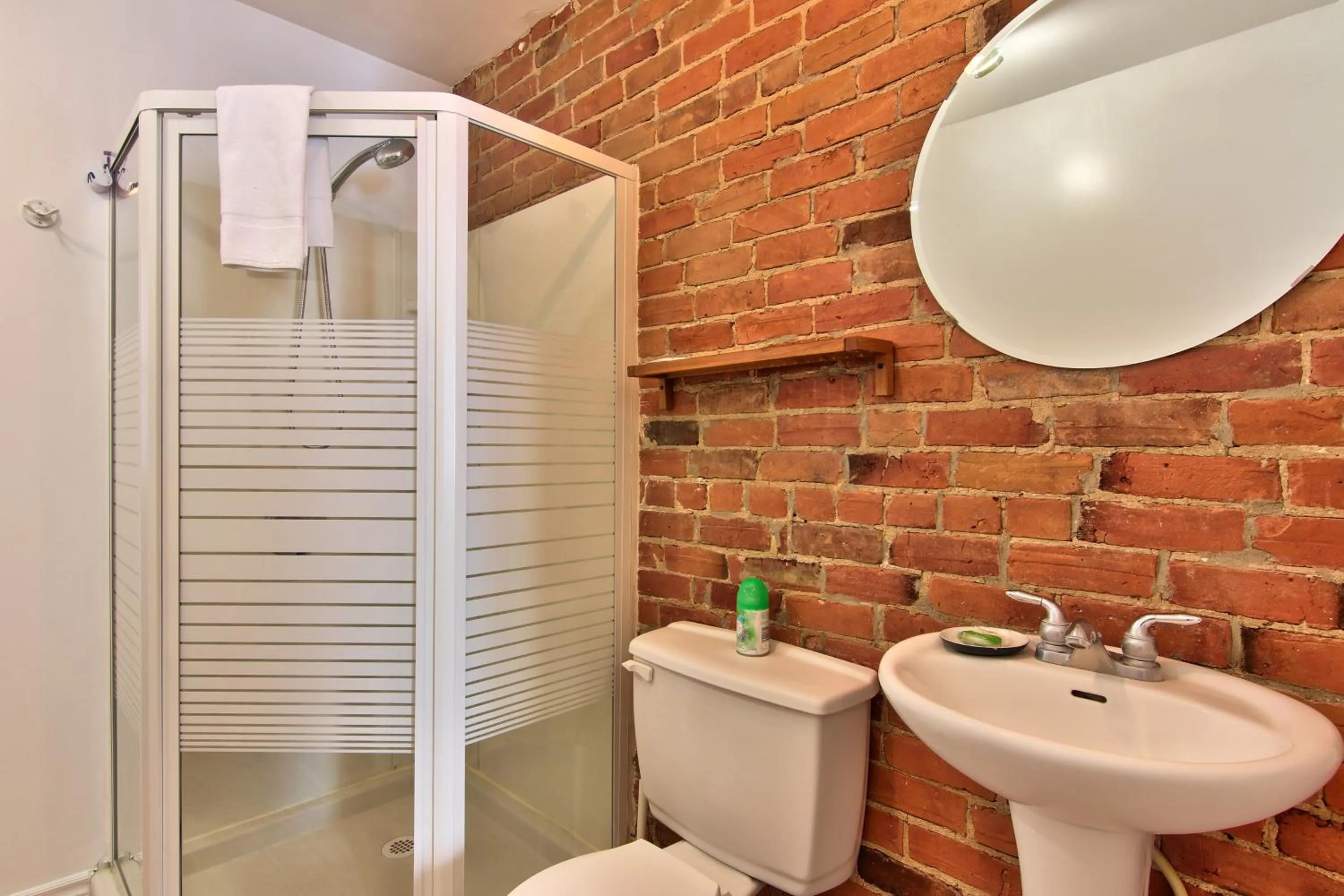 Shower in Apartment et Studio montreal