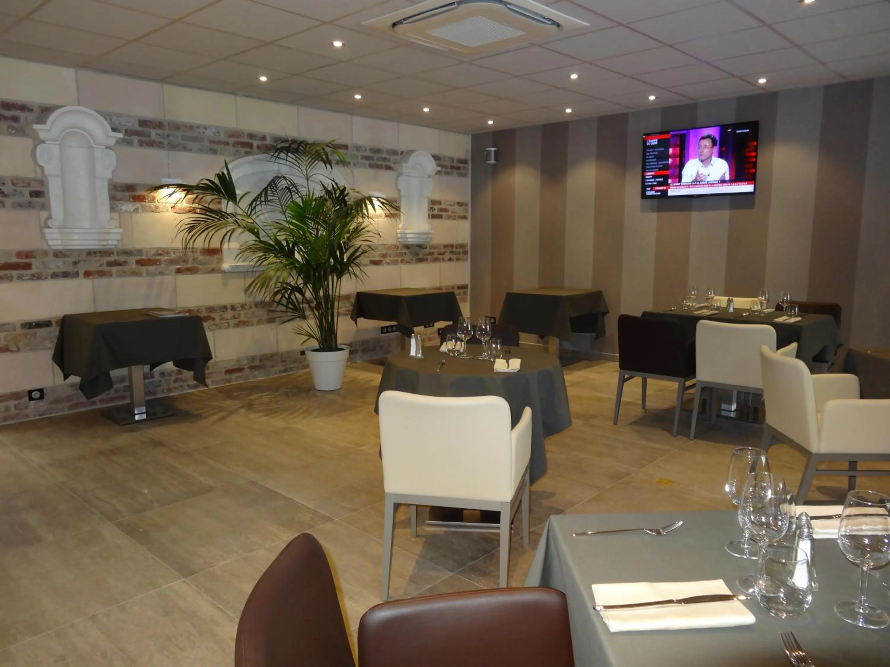 Restaurant/places to eat in Hôtel de la Paix