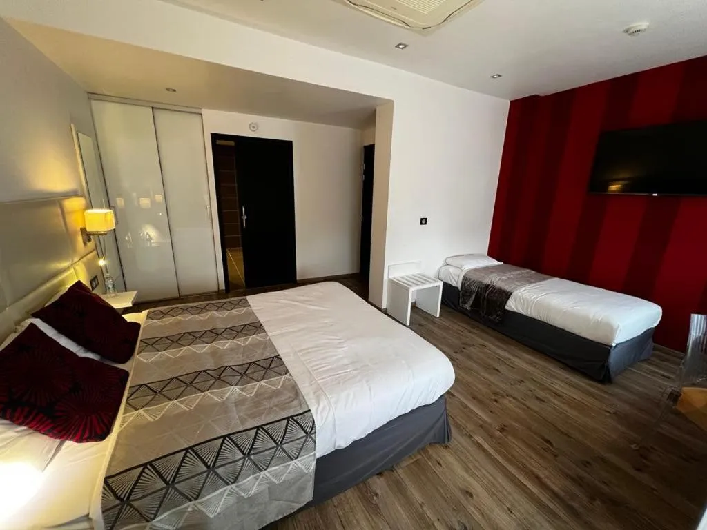 Bed in Hôtel de la Paix