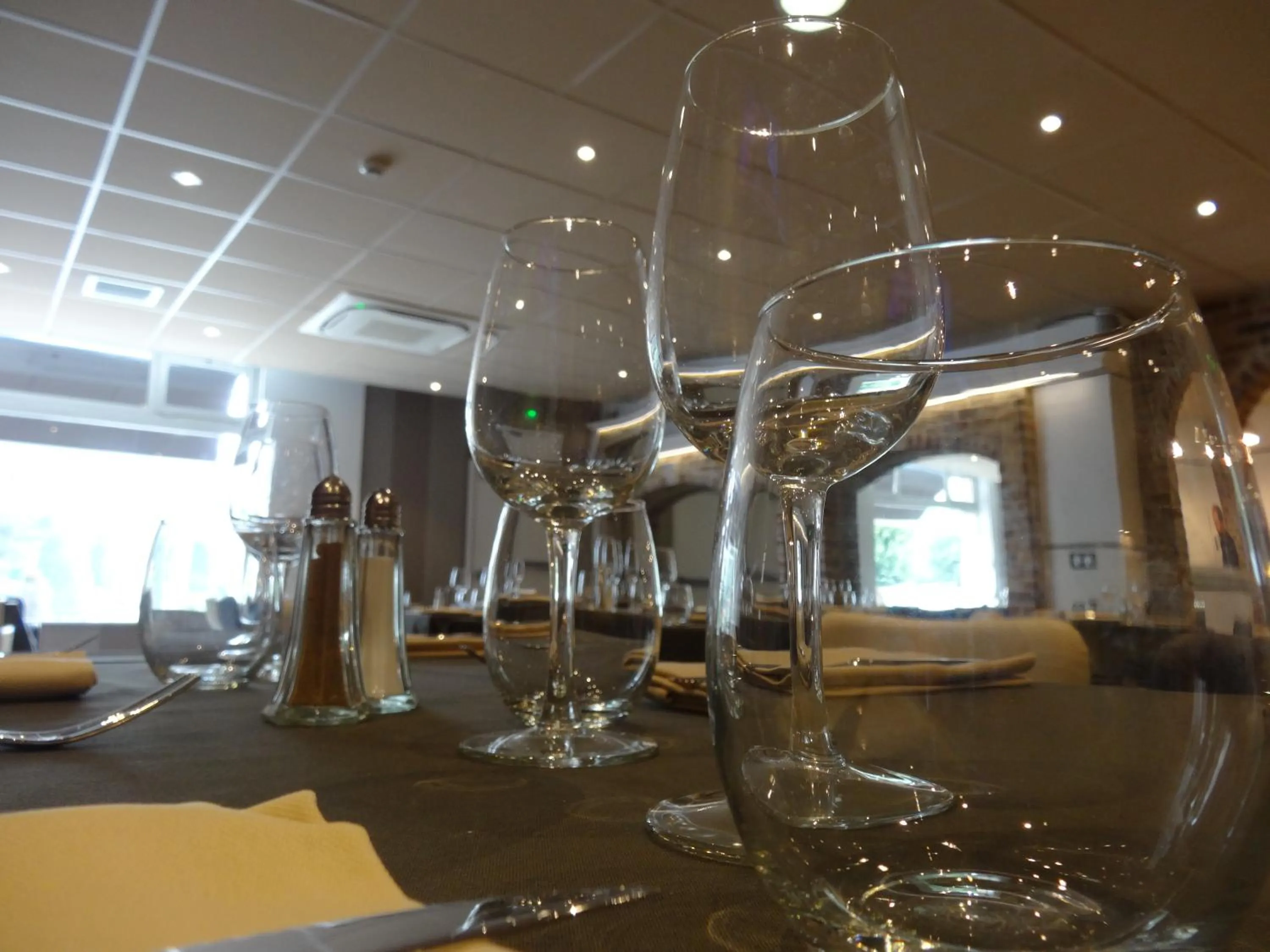 Restaurant/places to eat in Hôtel de la Paix