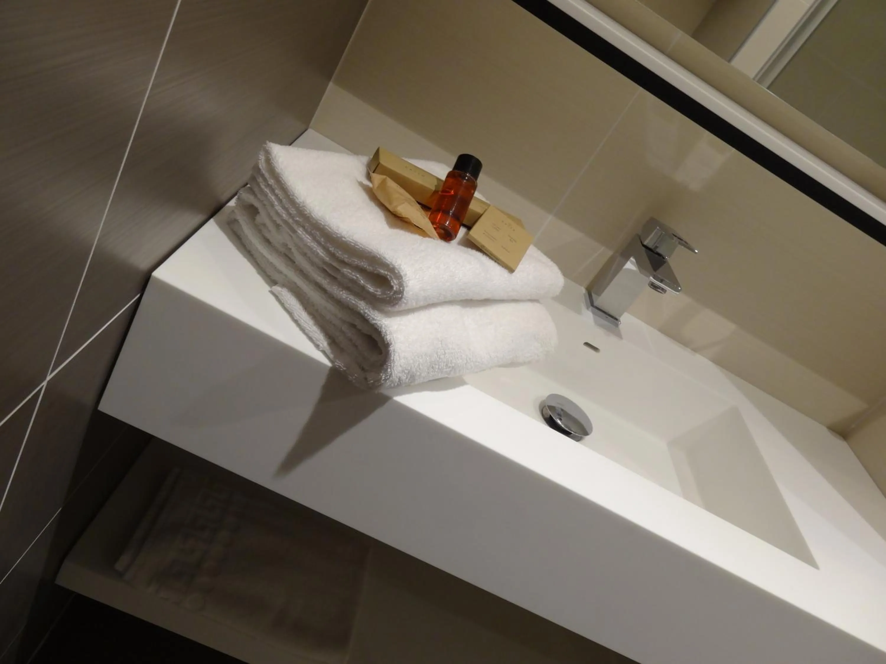 Shower in Hôtel de la Paix