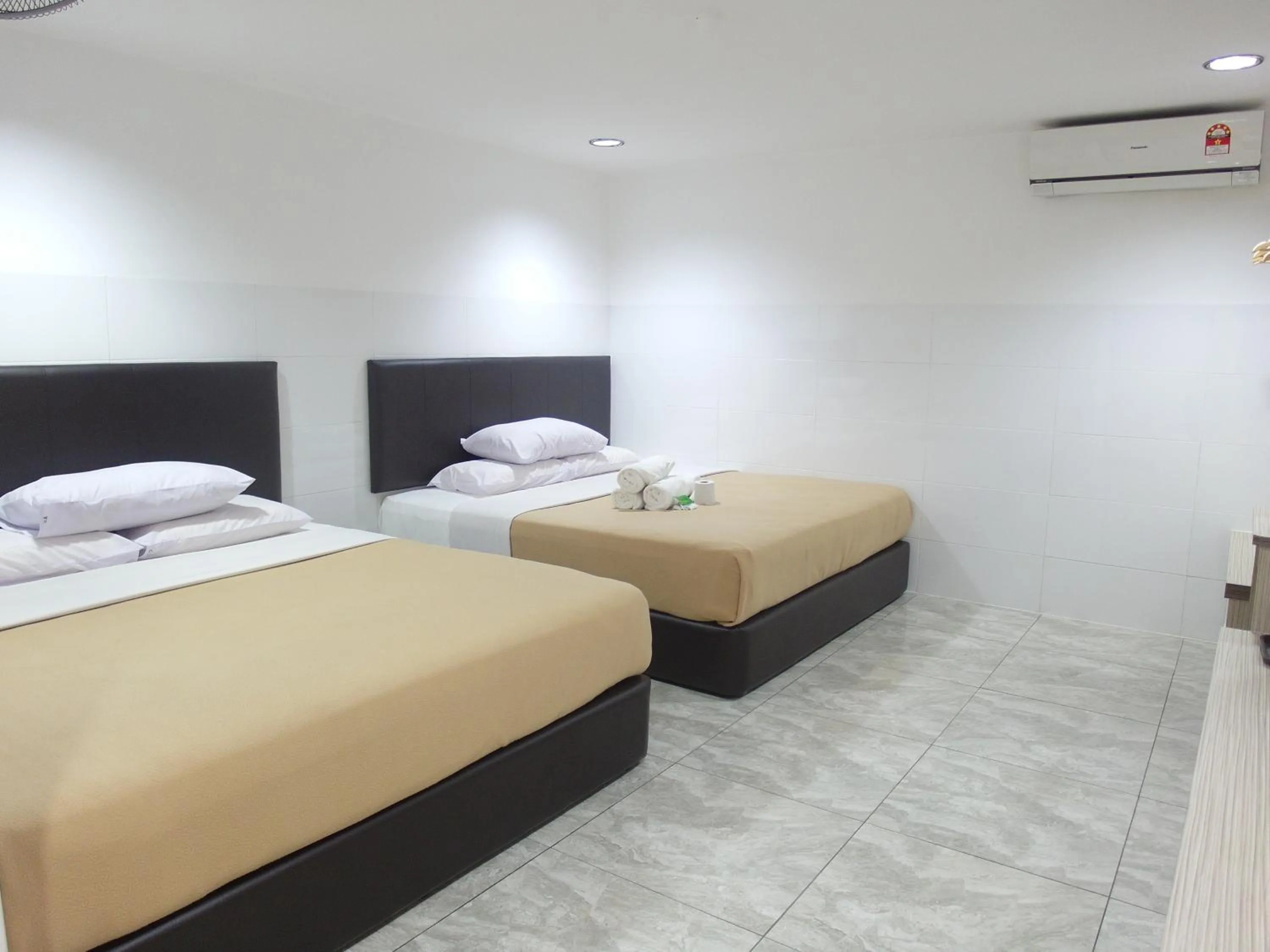 Bedroom, Bed in Comfort Two Hotel