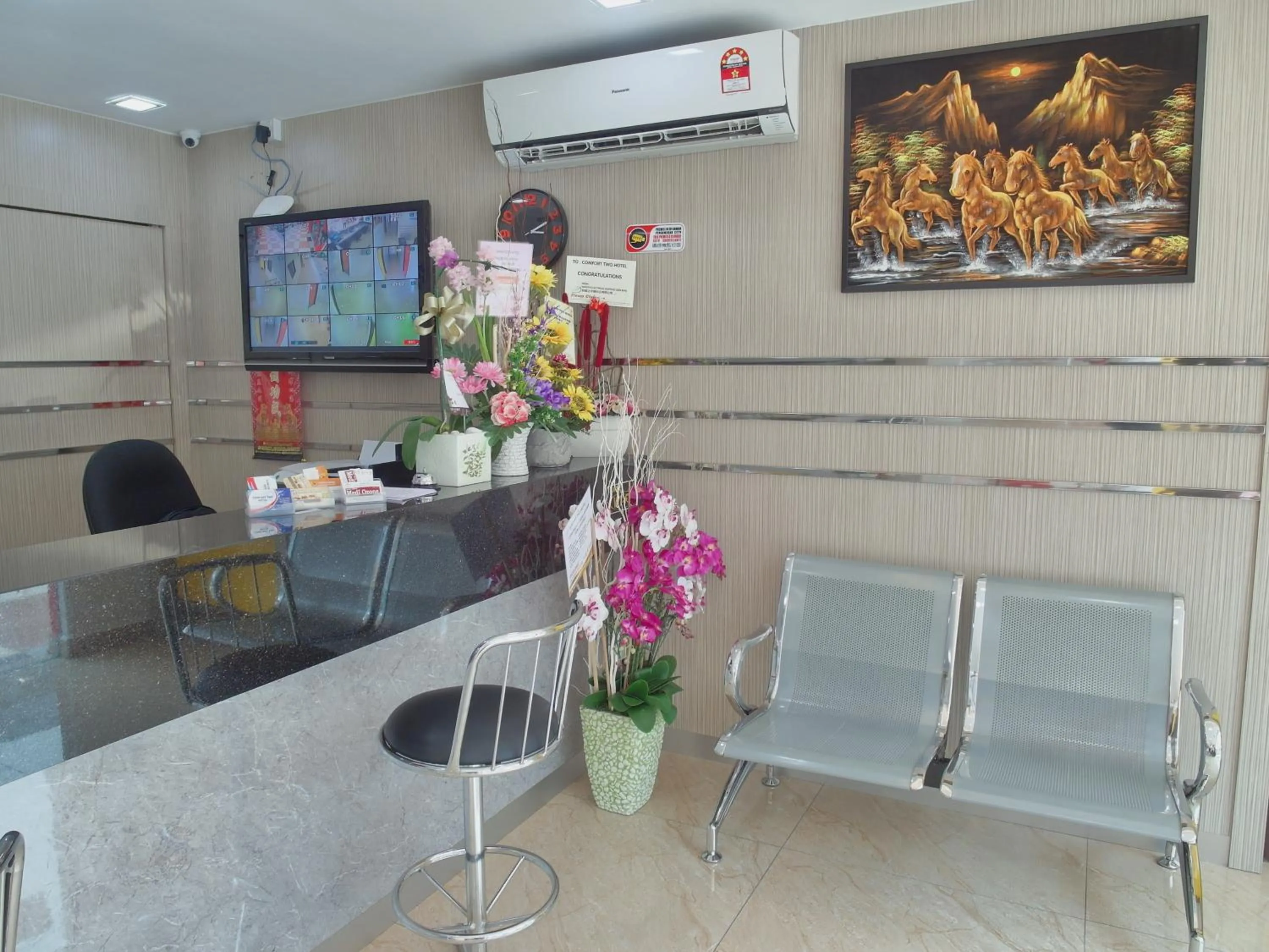 Lobby or reception in Comfort Two Hotel