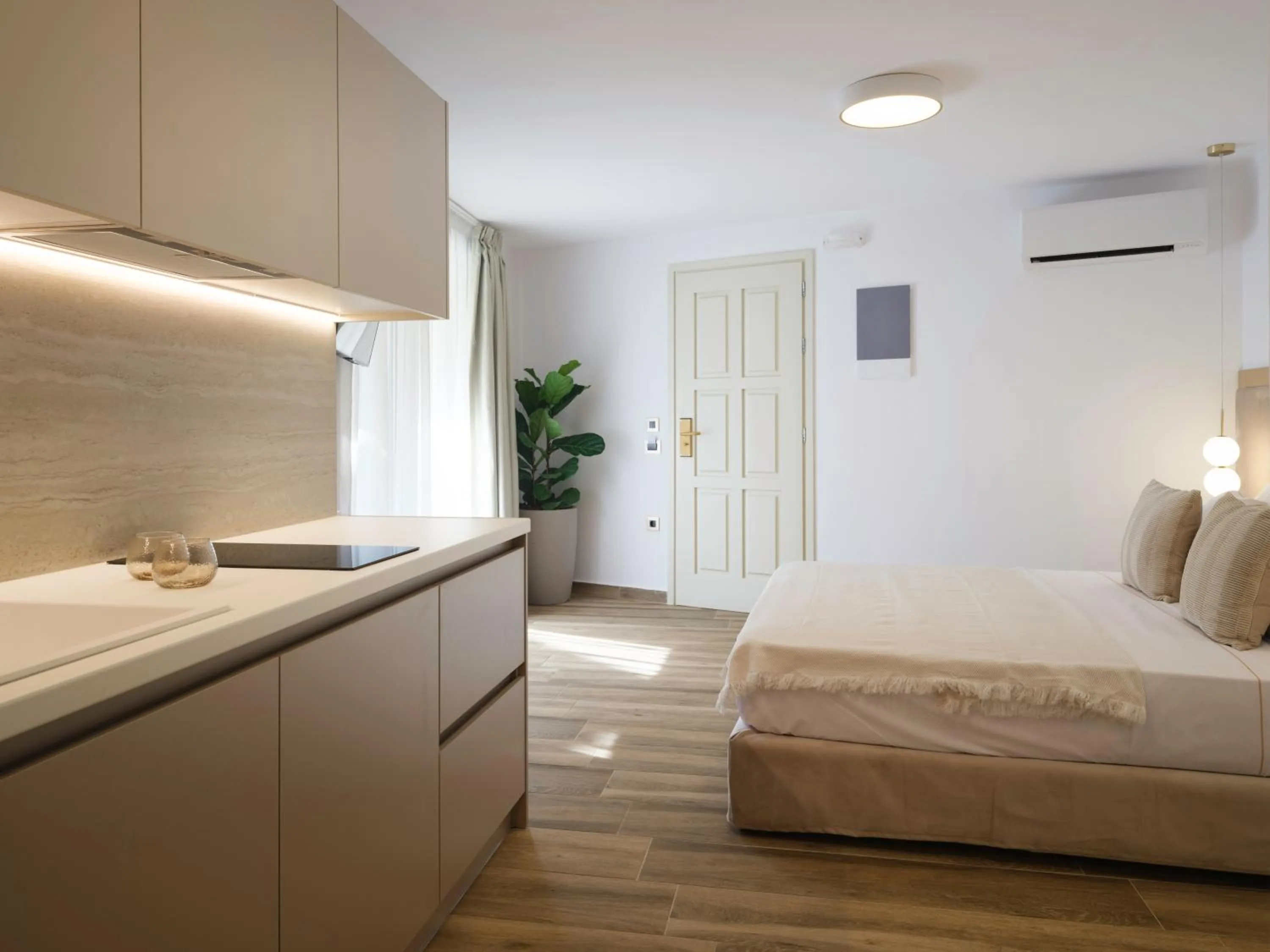 Coffee/tea facilities, Bed in Golden Luxury Suites