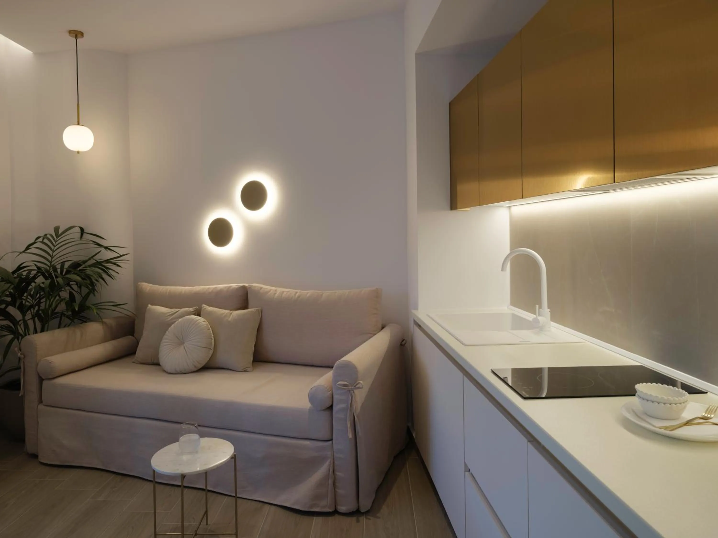 Coffee/tea facilities in Golden Luxury Suites