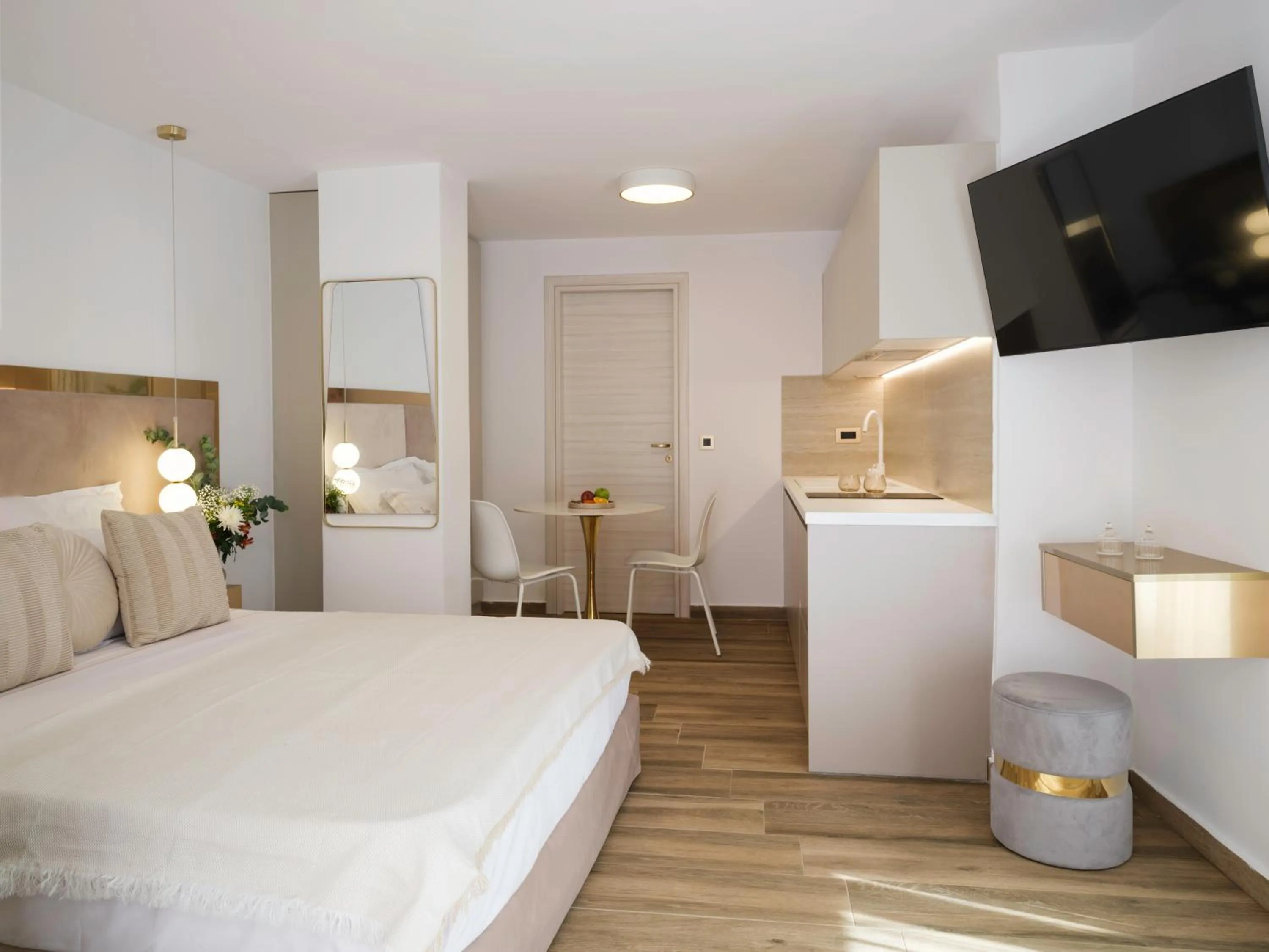 TV and multimedia, Bed in Golden Luxury Suites