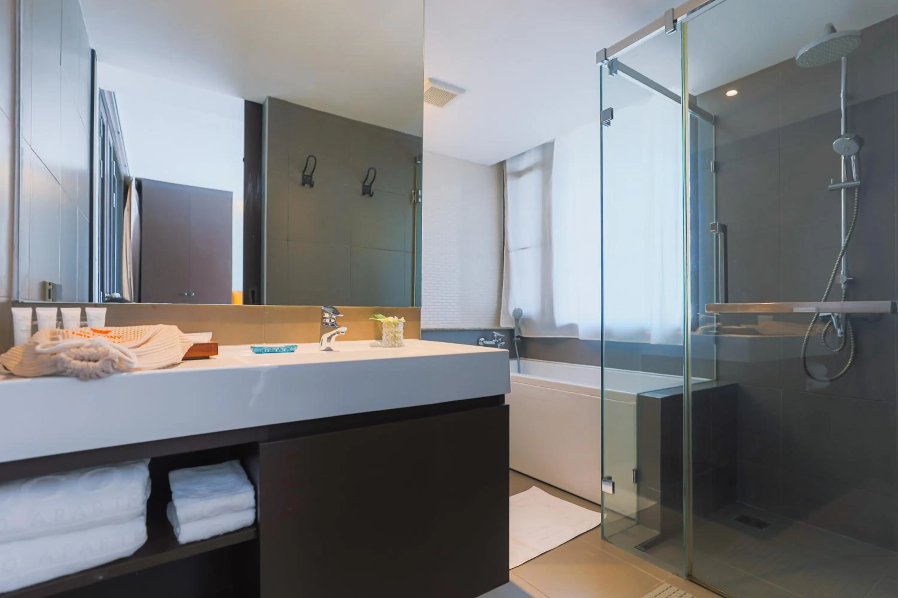 Shower in Balcony Courtyard Sriracha Hotel & Serviced Apartments