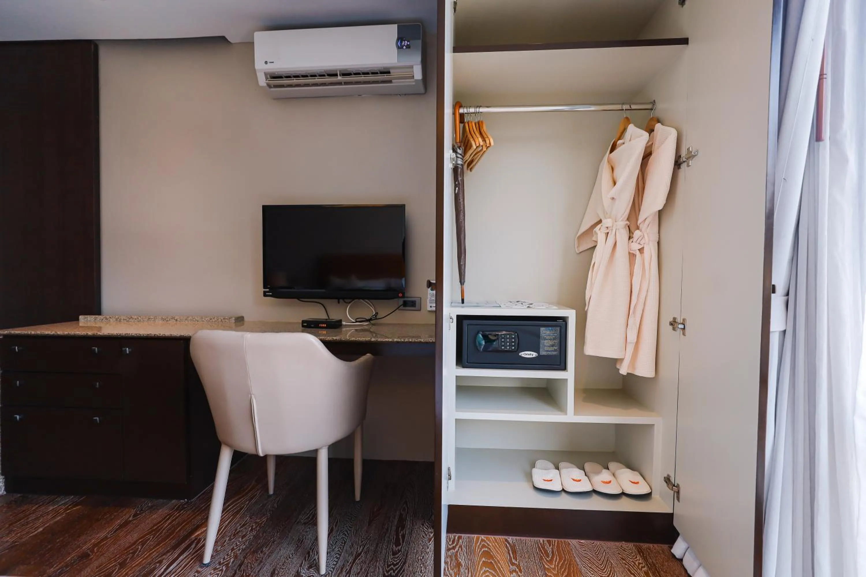 TV and multimedia in Balcony Courtyard Sriracha Hotel & Serviced Apartments