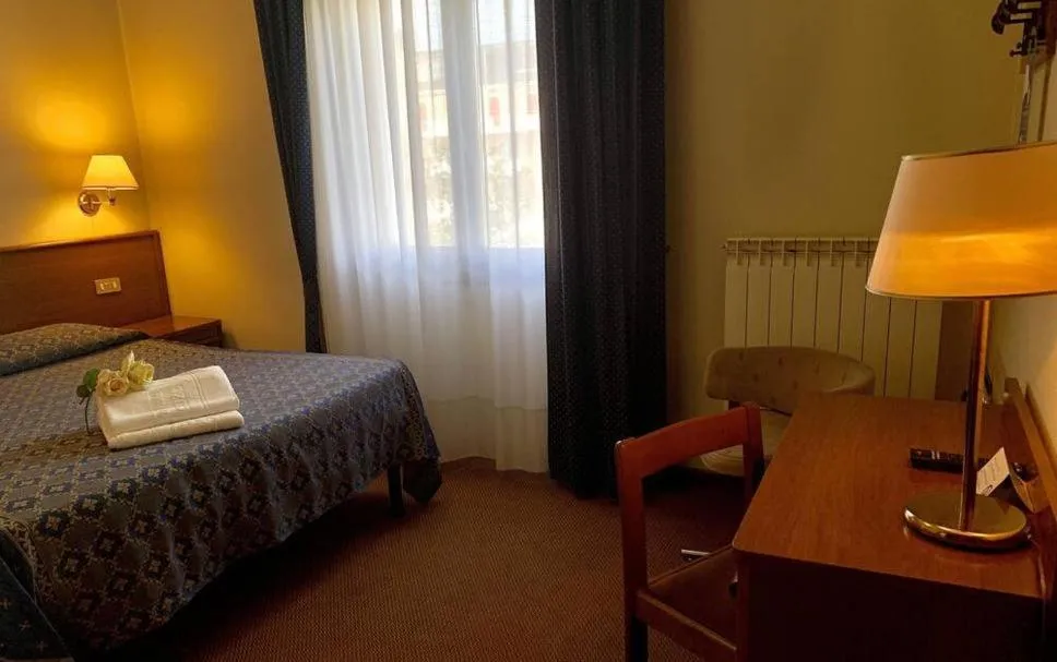 Bedroom, Bed in Hotel Firenze