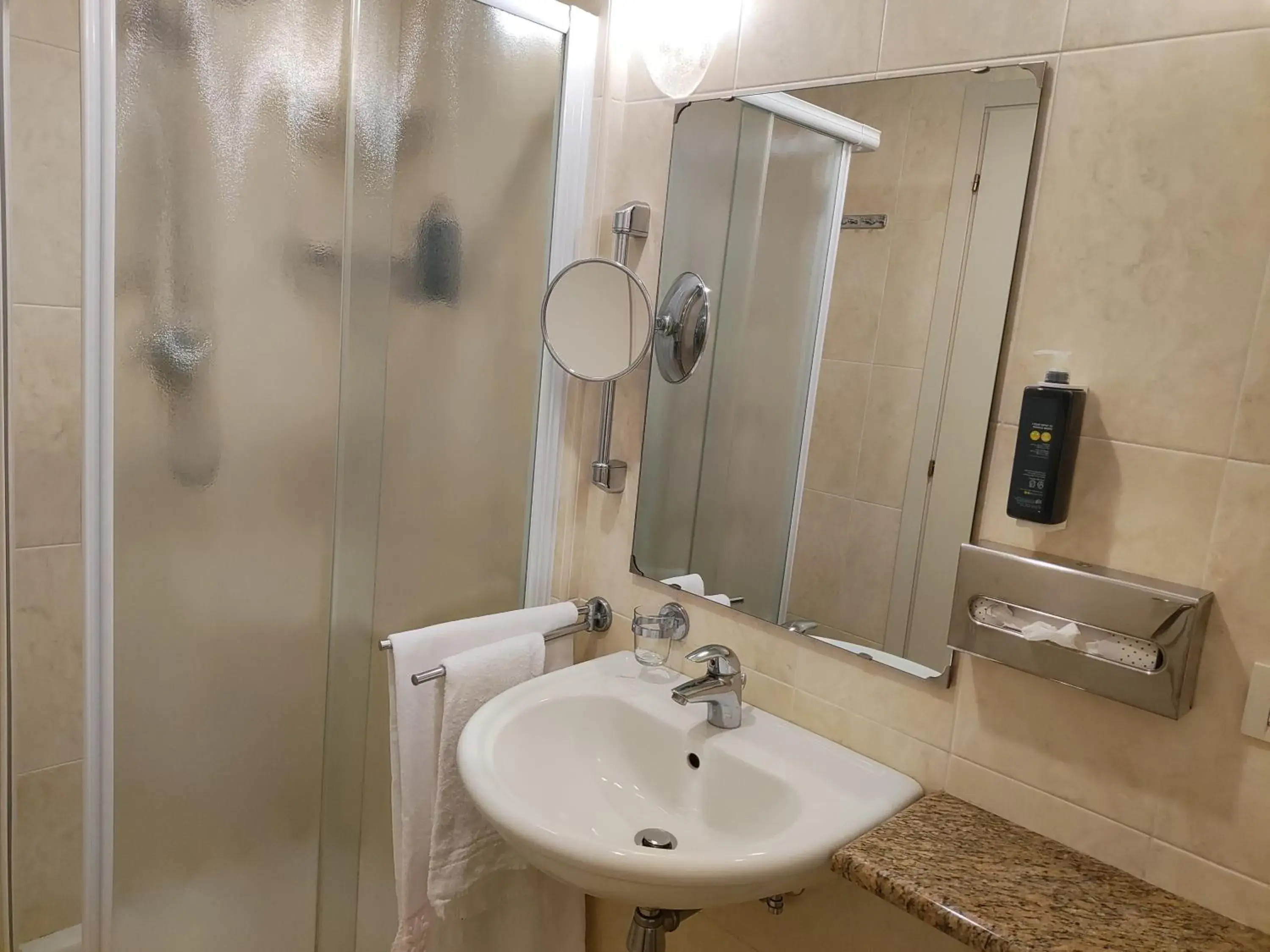 Deluxe Room in Hotel Firenze Deluxe Room in Hotel Firenze