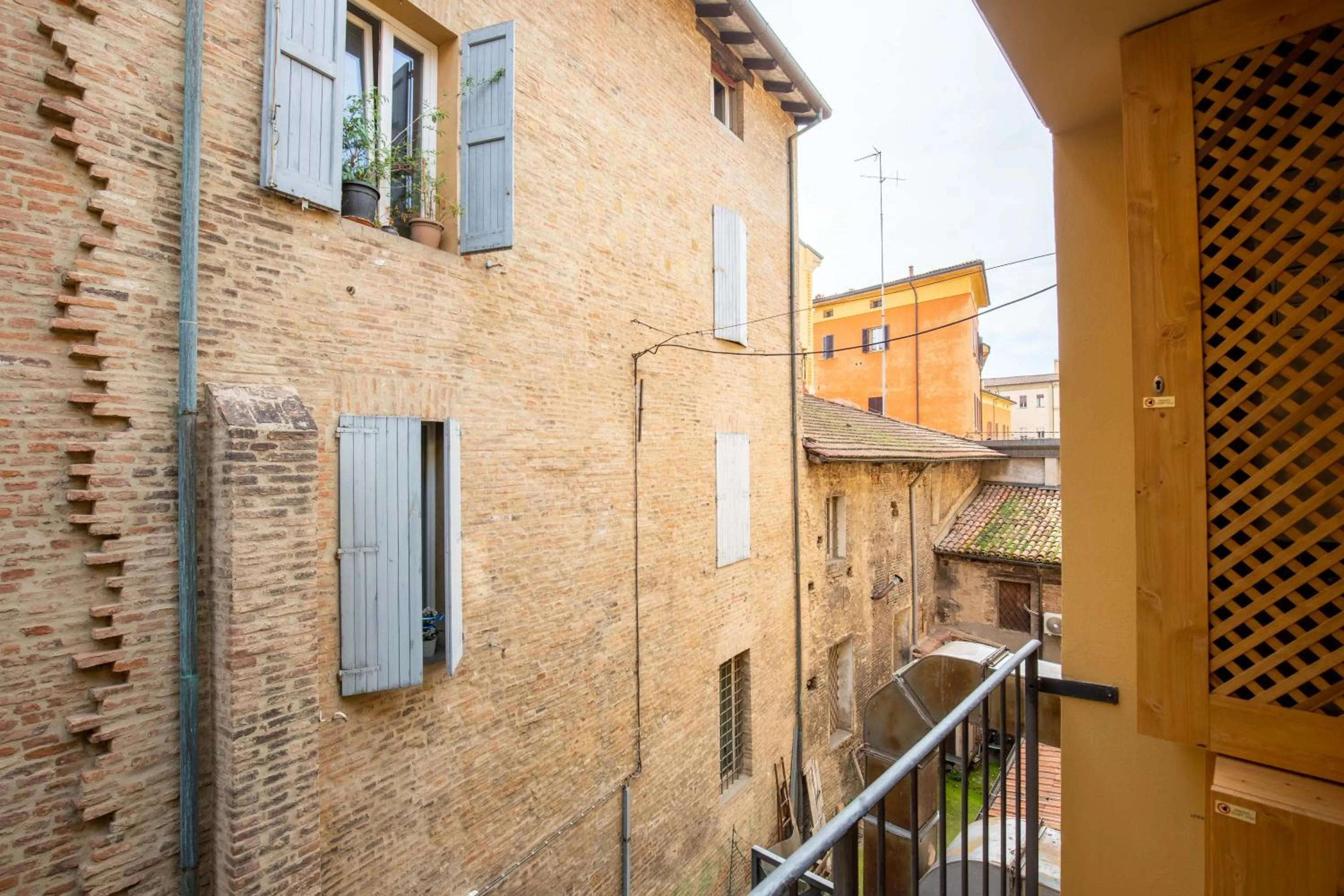 City view in BolognaRoomscom - Falegnami Boutique