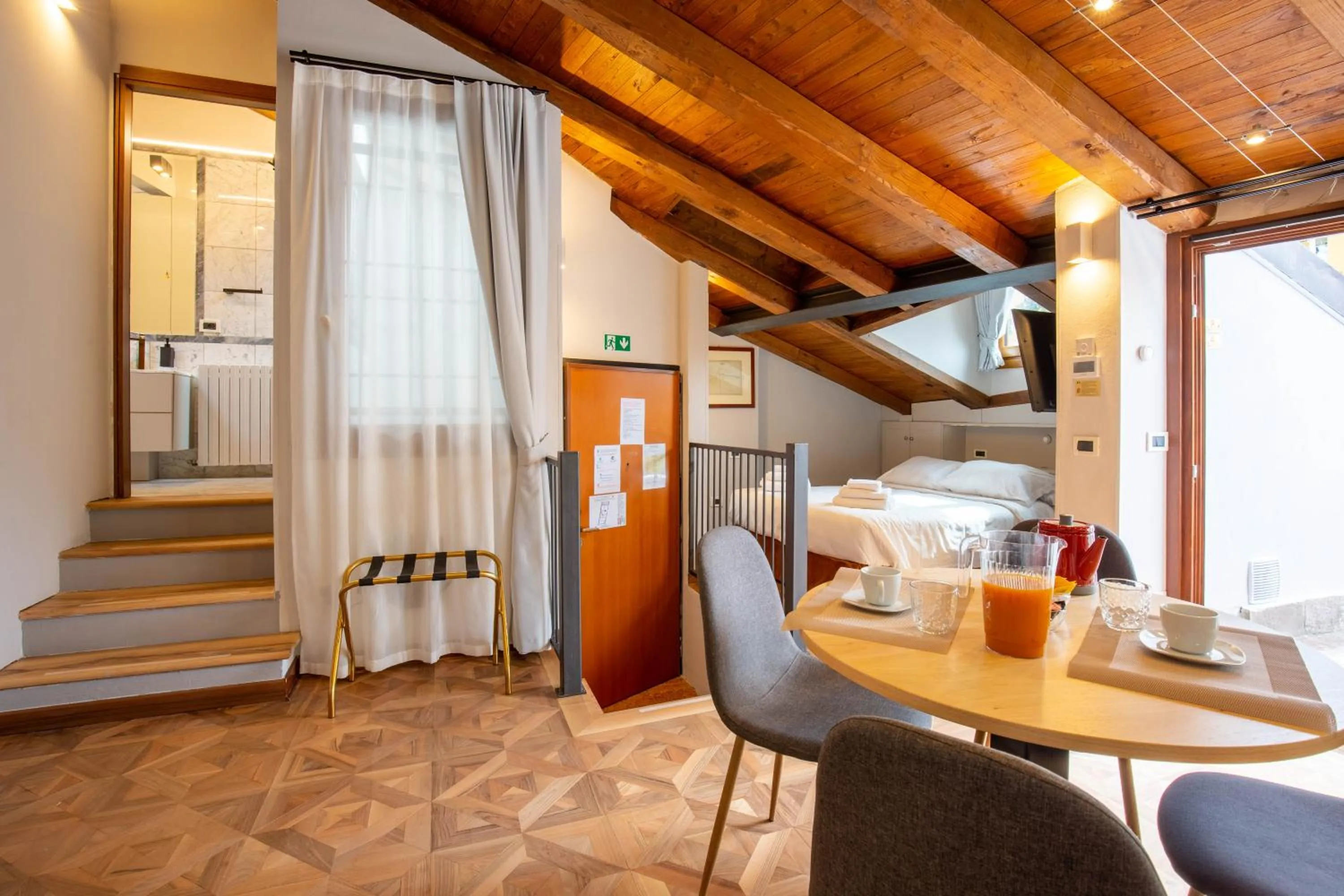 Photo of the whole room in BolognaRoomscom - Falegnami Boutique