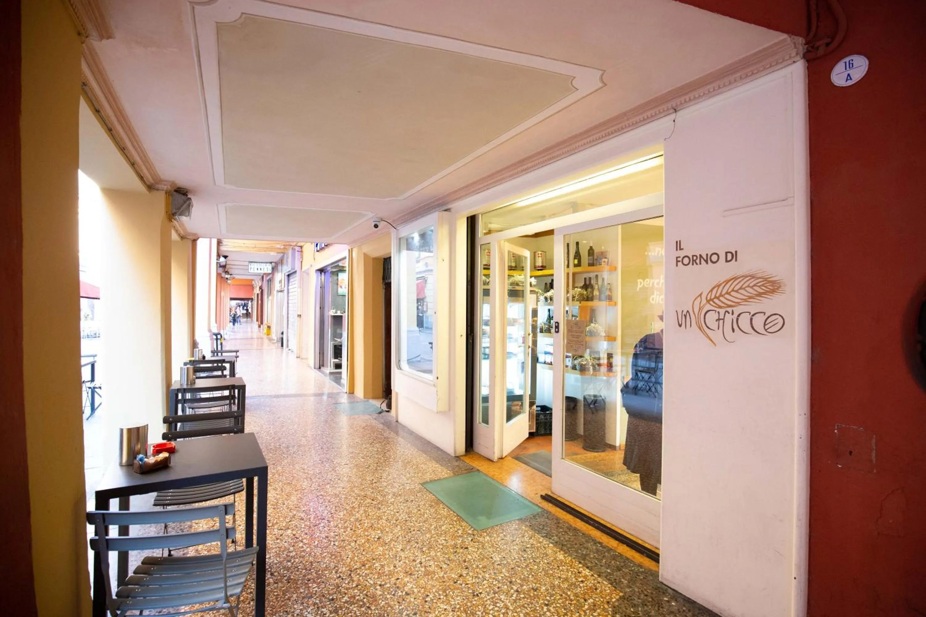 Property building in BolognaRoomscom - Falegnami Boutique