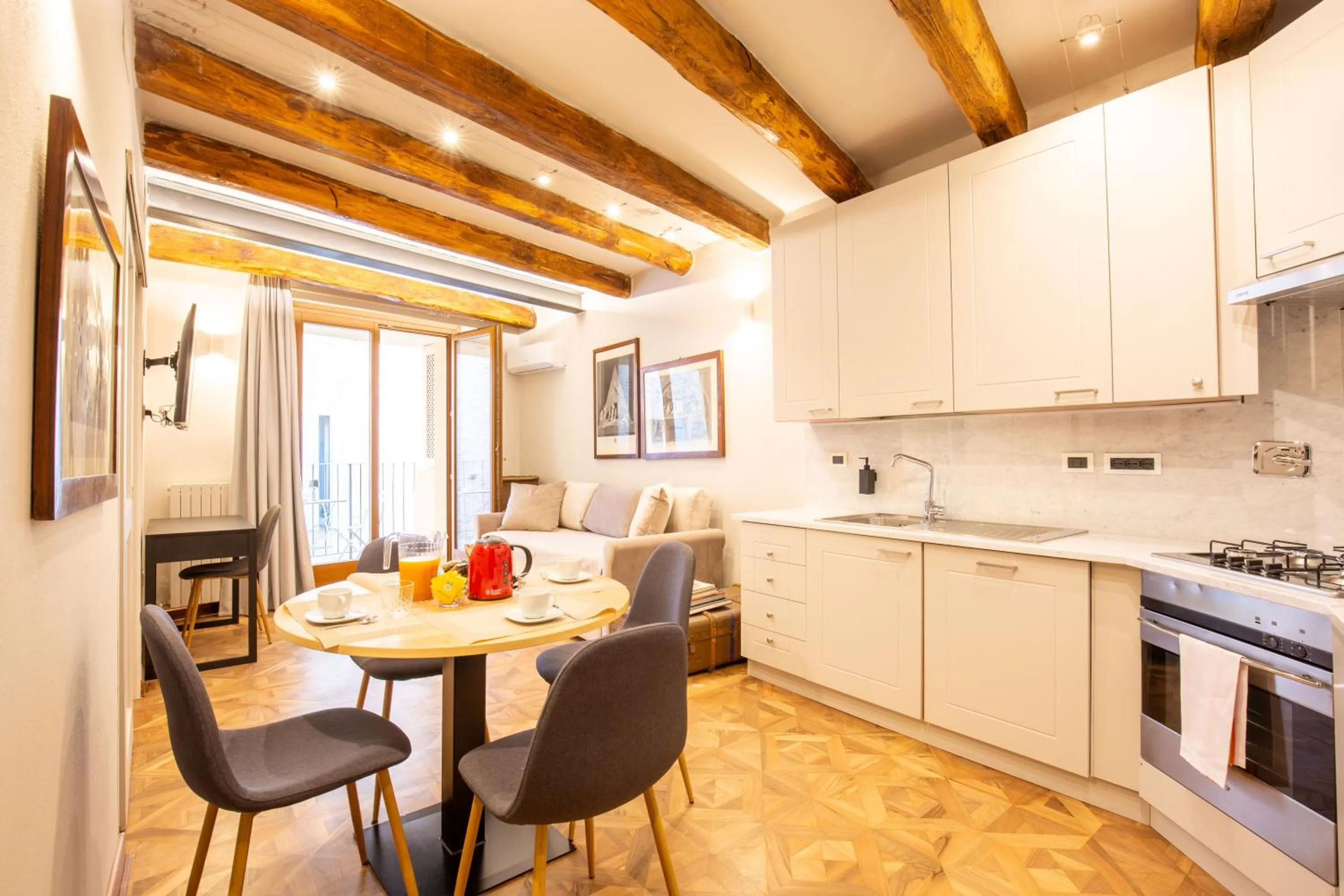 Kitchen or kitchenette in BolognaRoomscom - Falegnami Boutique