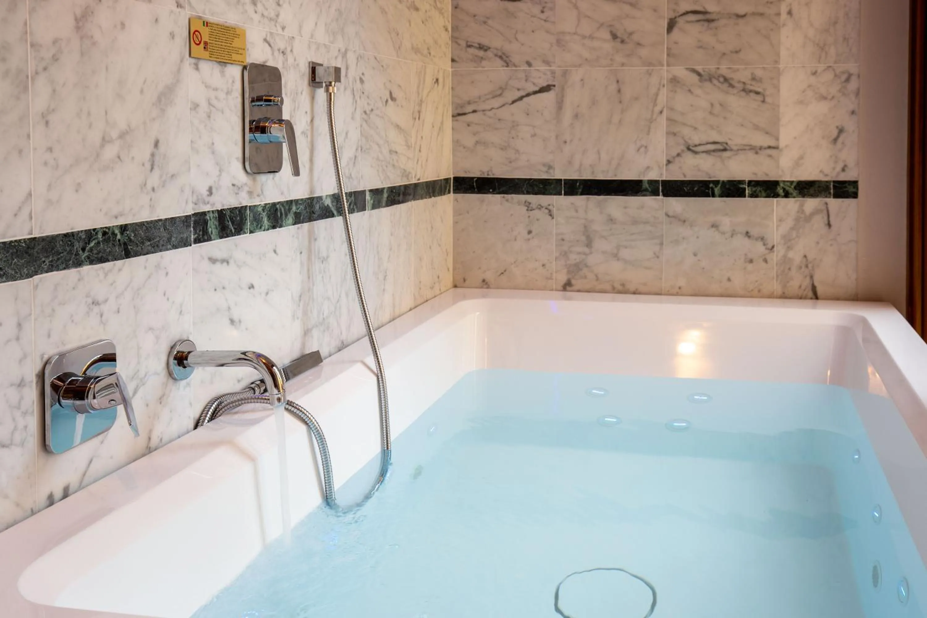 Hot Tub in BolognaRoomscom - Falegnami Boutique