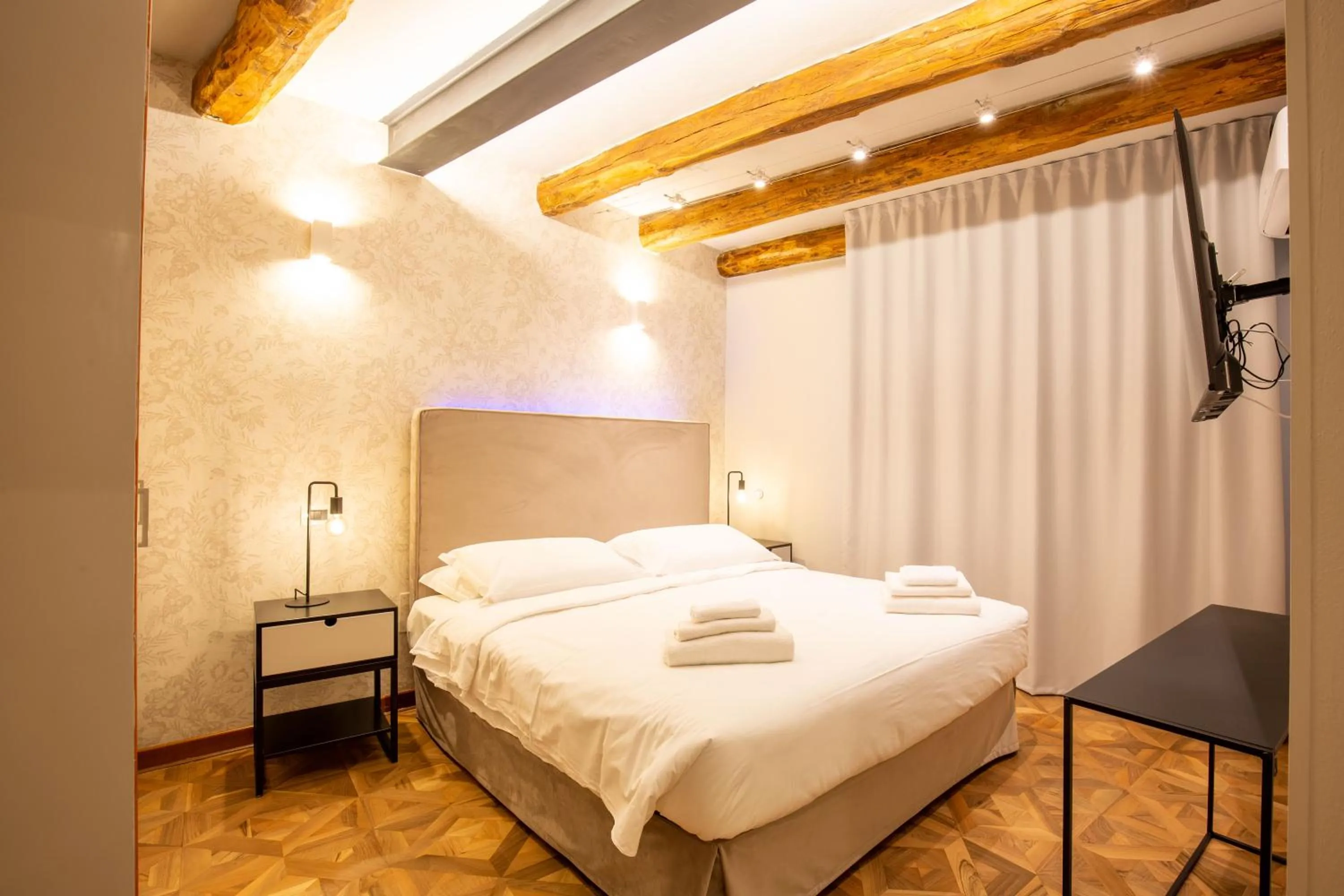 Bedroom, Bed in BolognaRoomscom - Falegnami Boutique