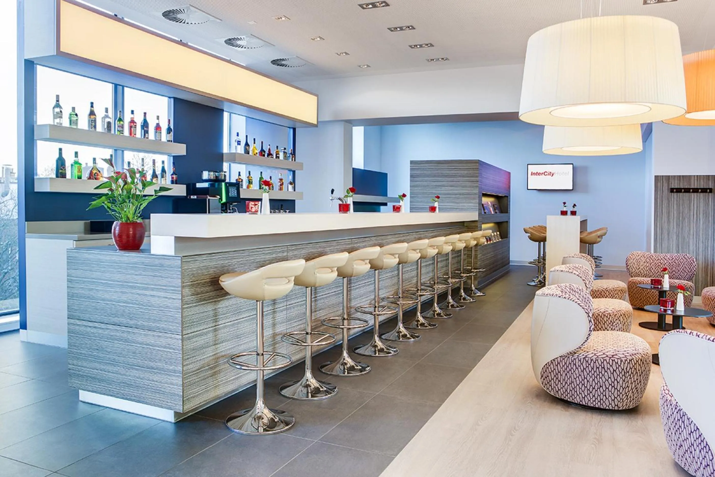 Lounge or bar in IntercityHotel Enschede