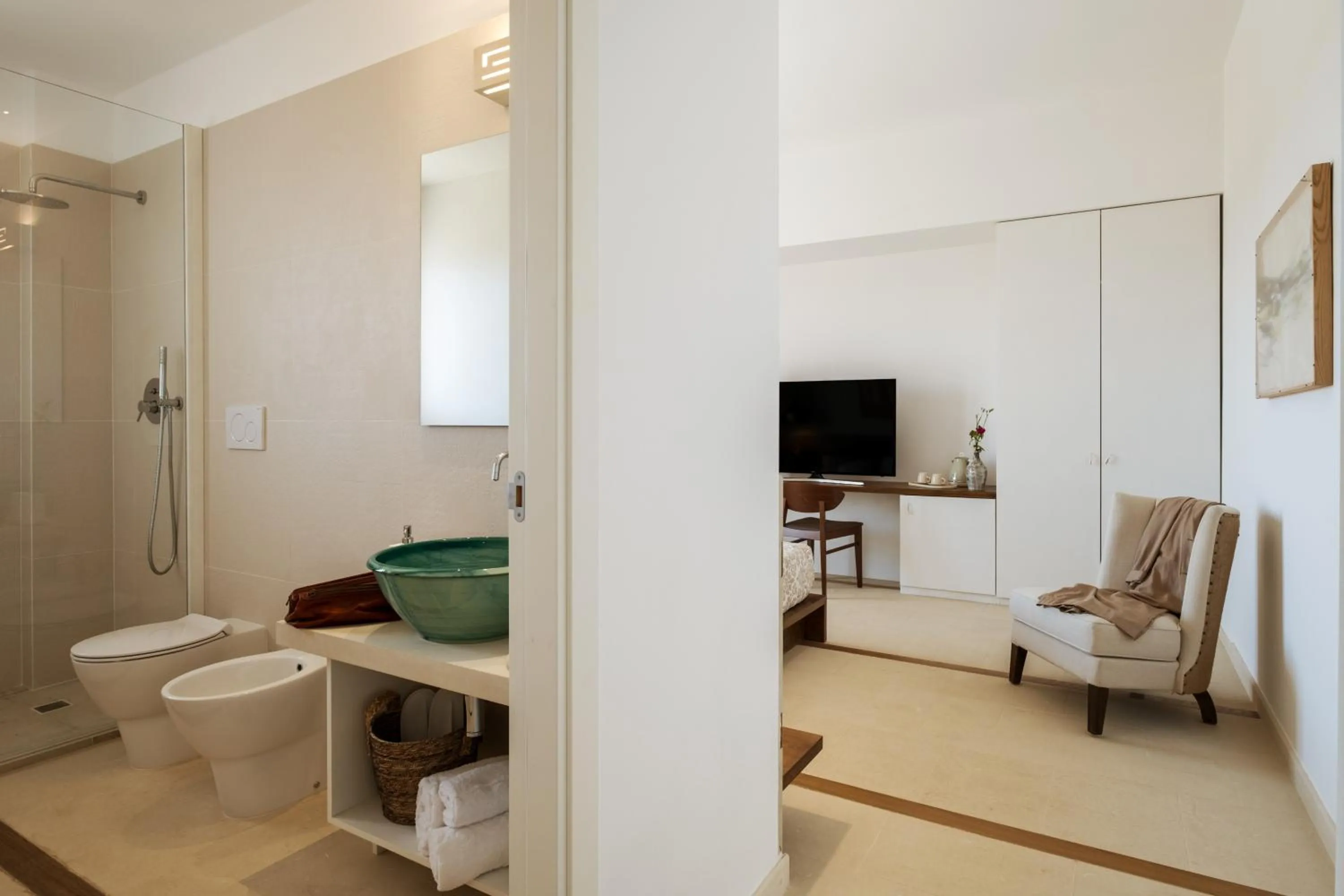 Shower in Secolario Masseria del Viverbene