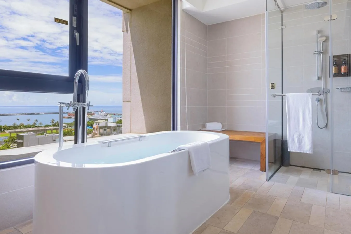 Shower in Lakeshore Hotel Hualien