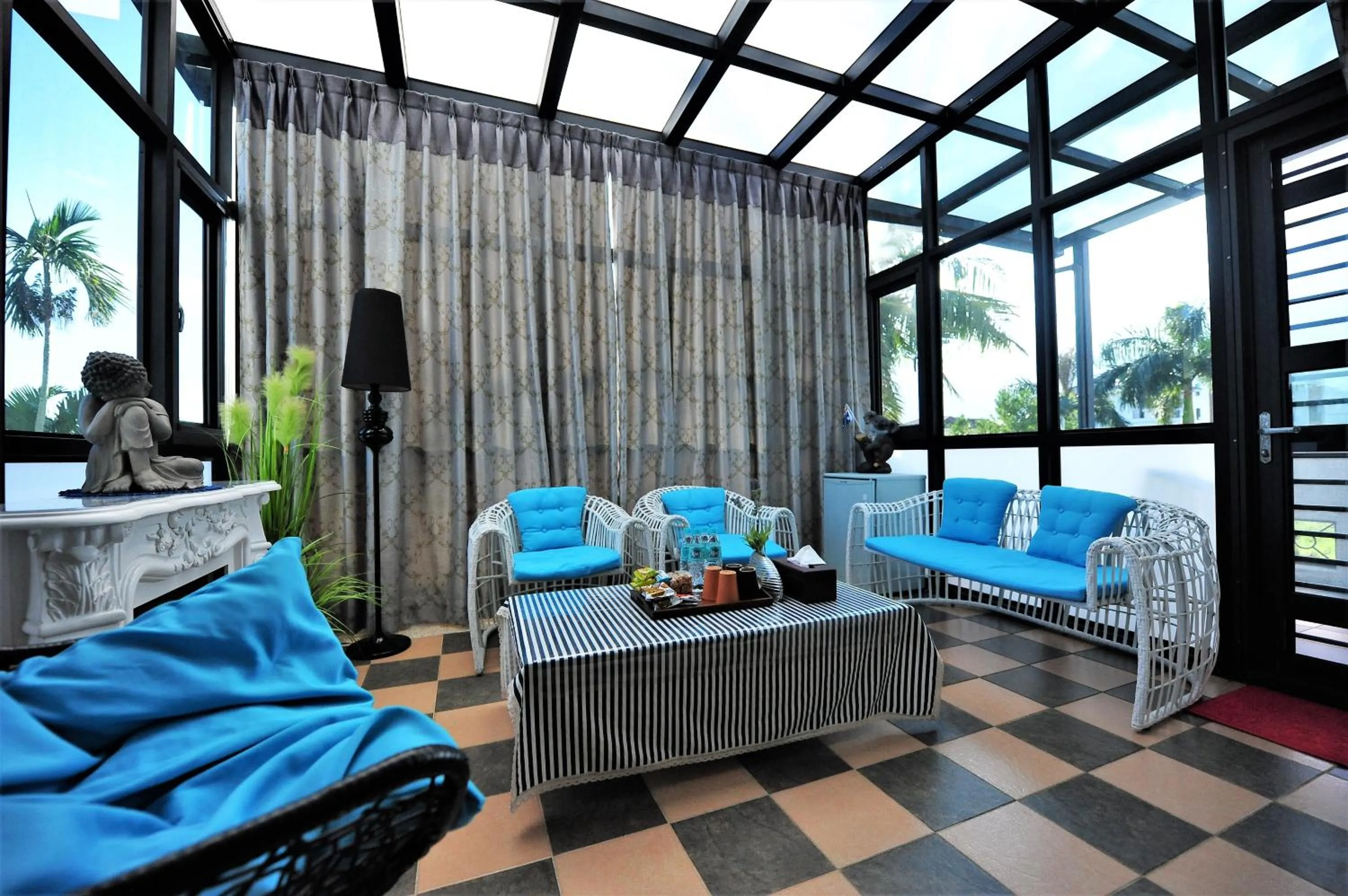 Library in White Palace B&B