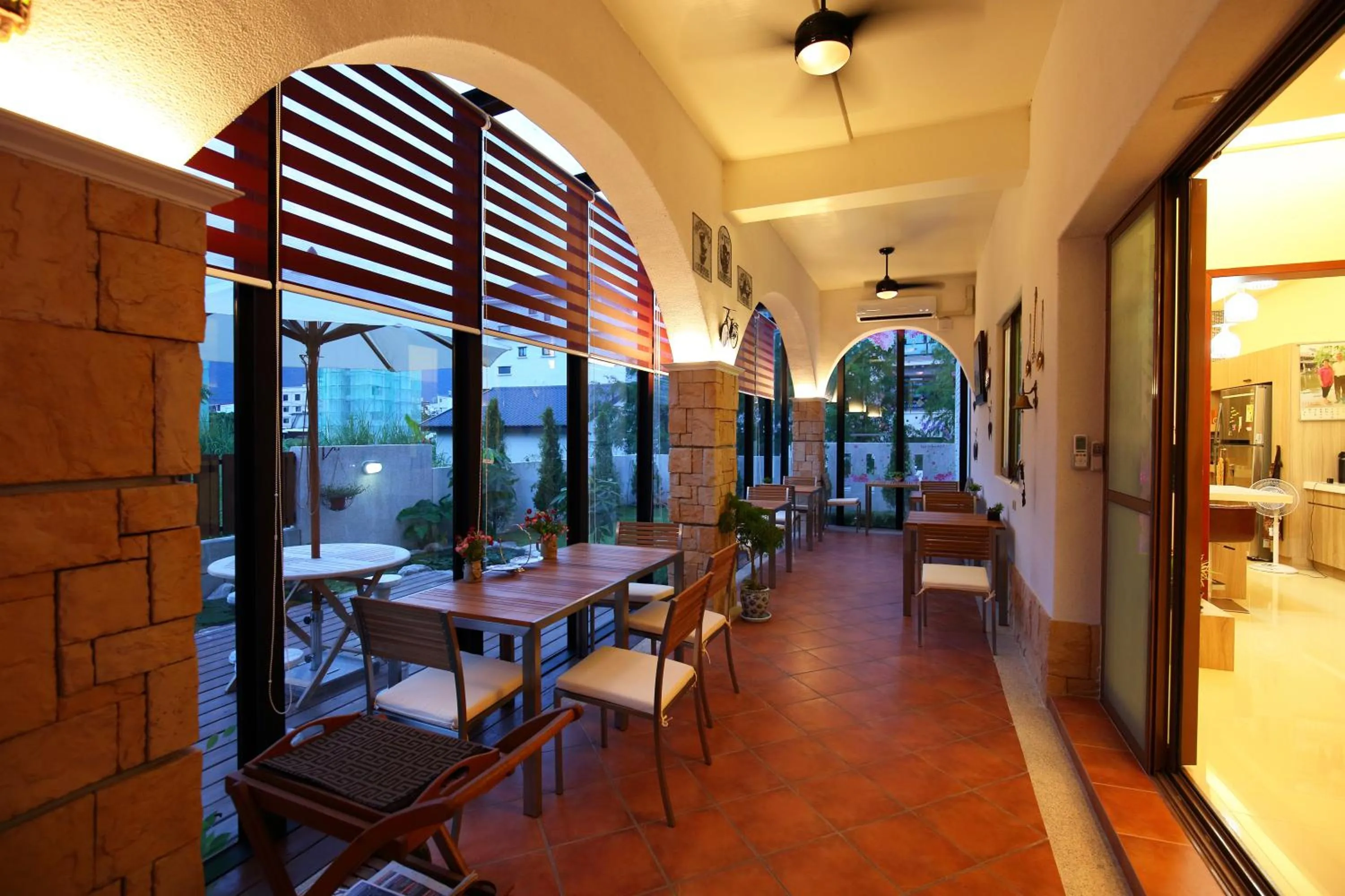 Restaurant/places to eat in White Palace B&B