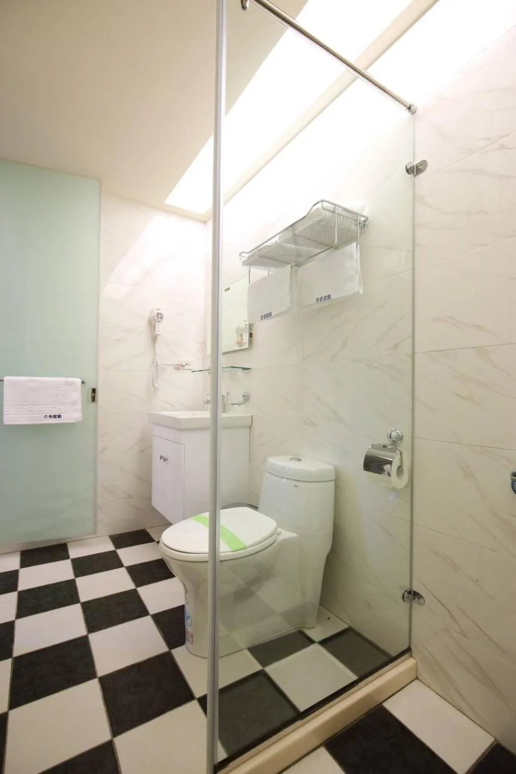 Toilet in White Palace B&B