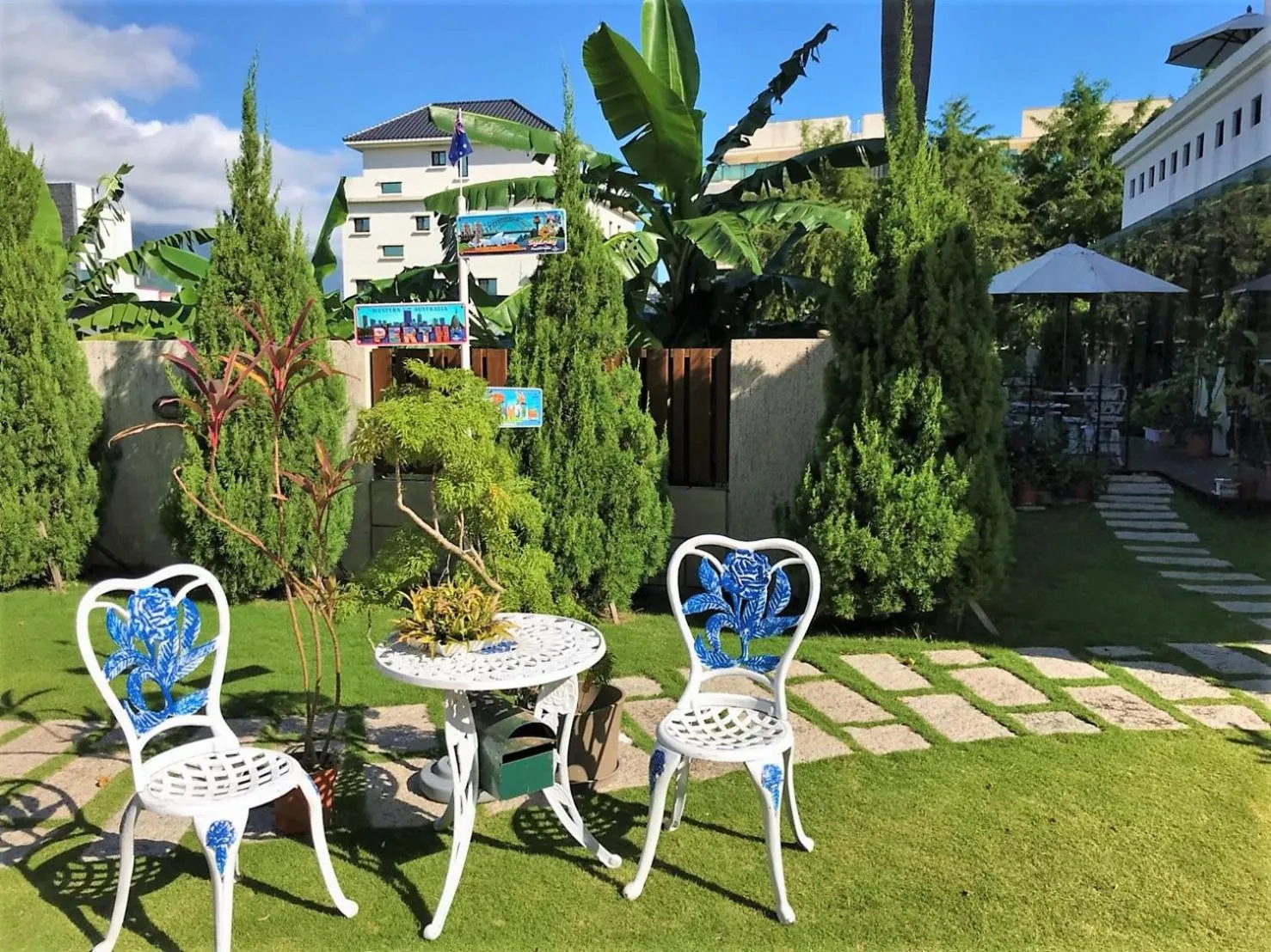 Garden in White Palace B&B