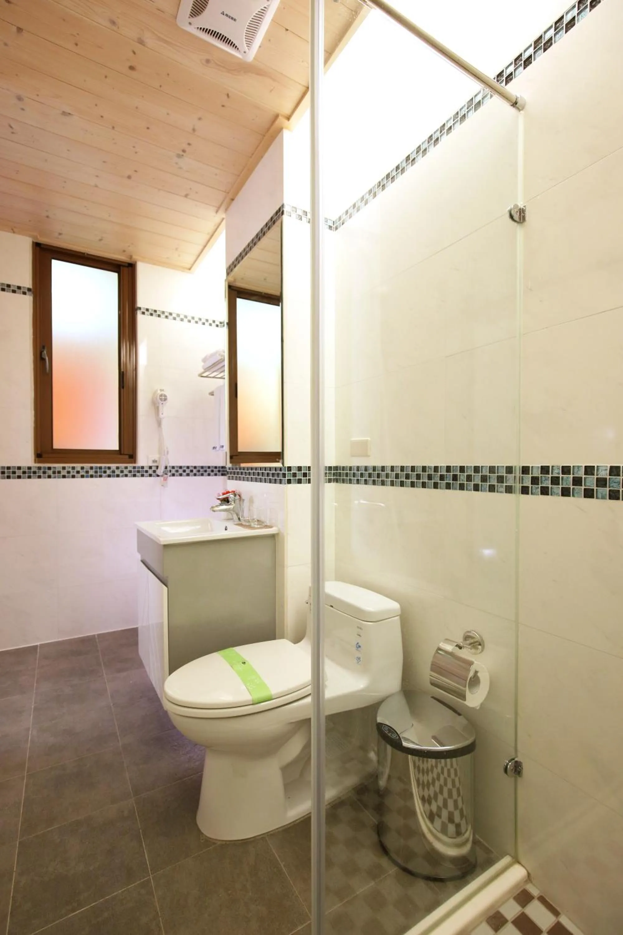 Toilet in White Palace B&B