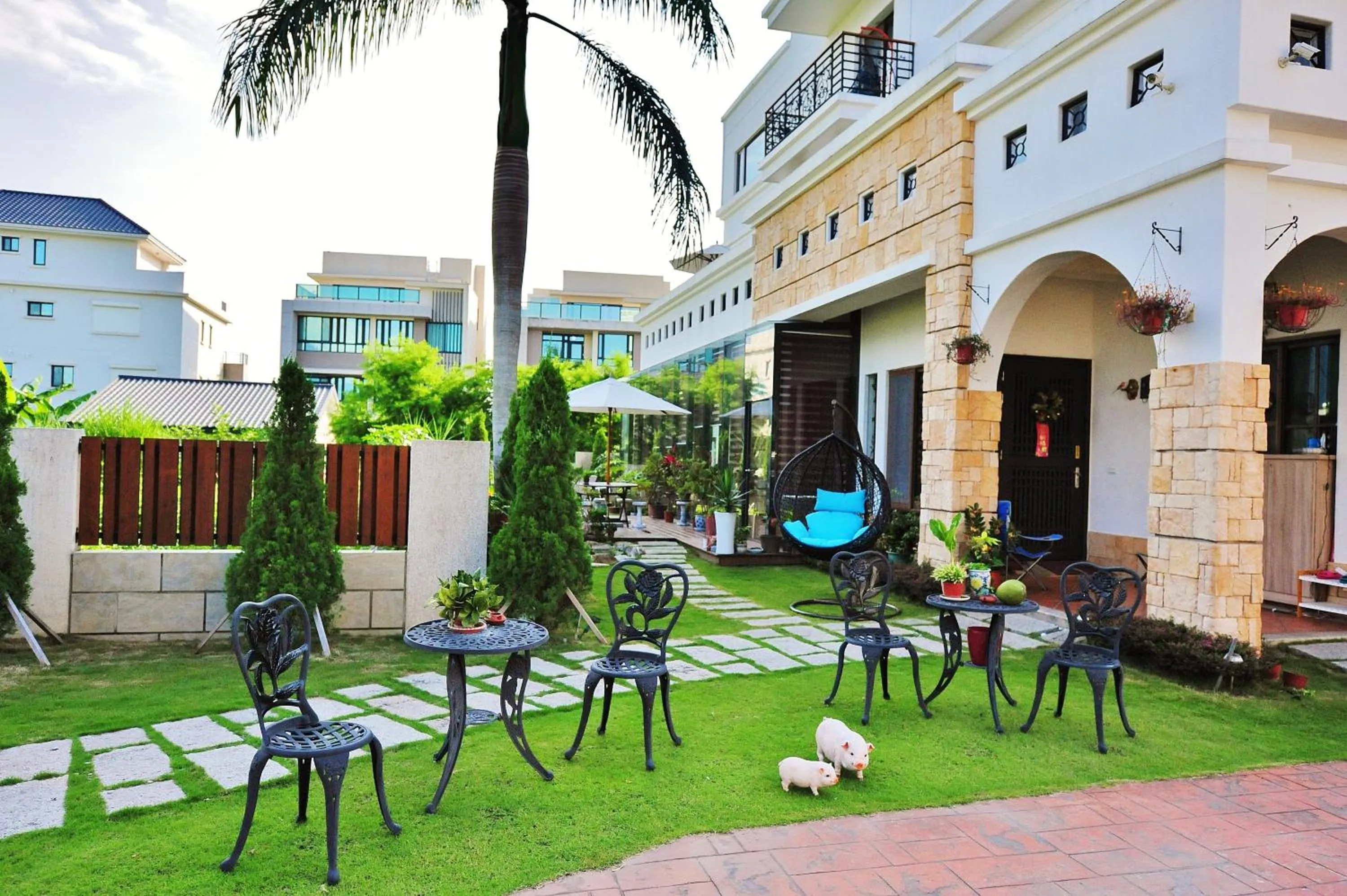 Facade/entrance in White Palace B&B