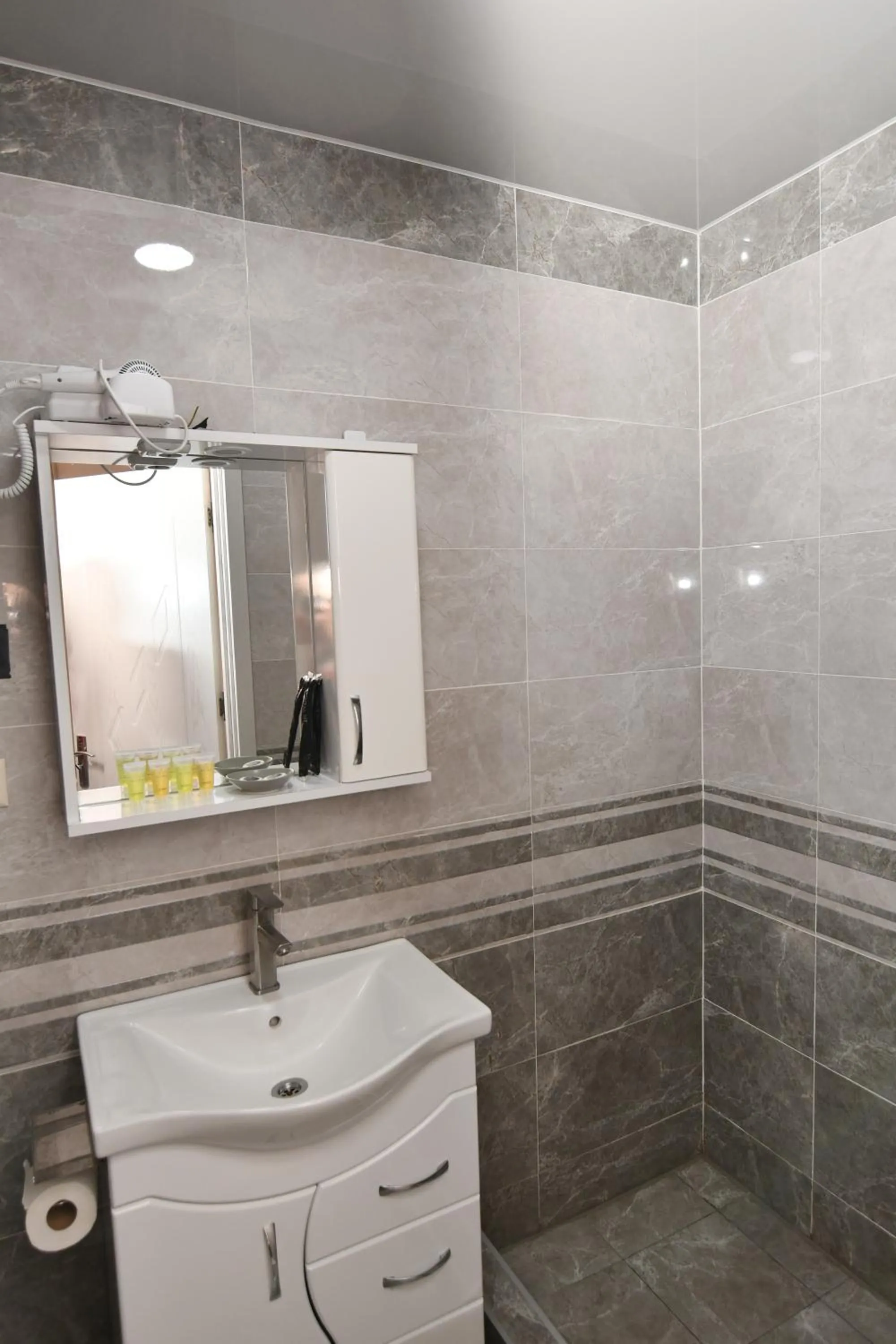 Shower in Astoria Hotel