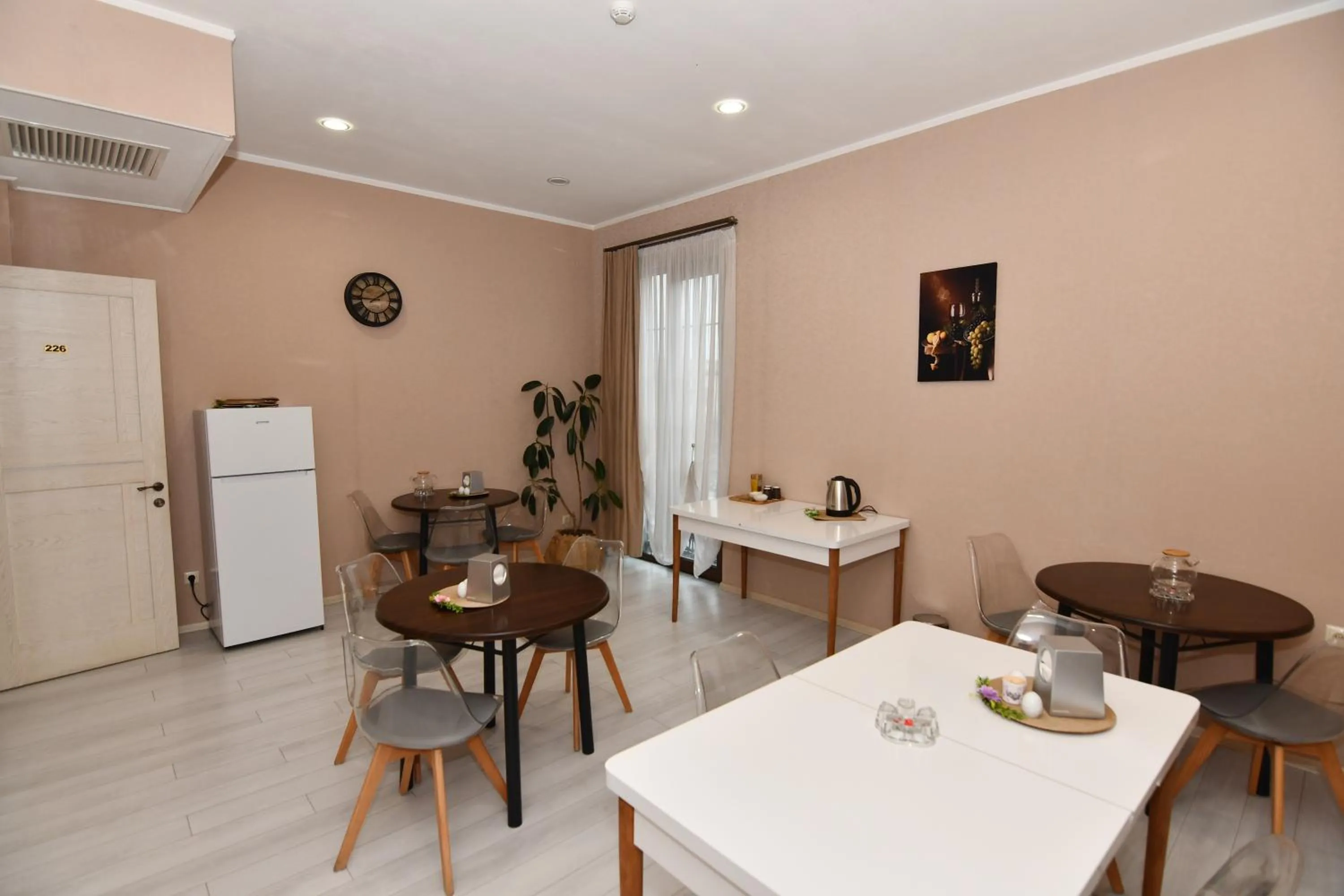 Restaurant/places to eat in Astoria Hotel