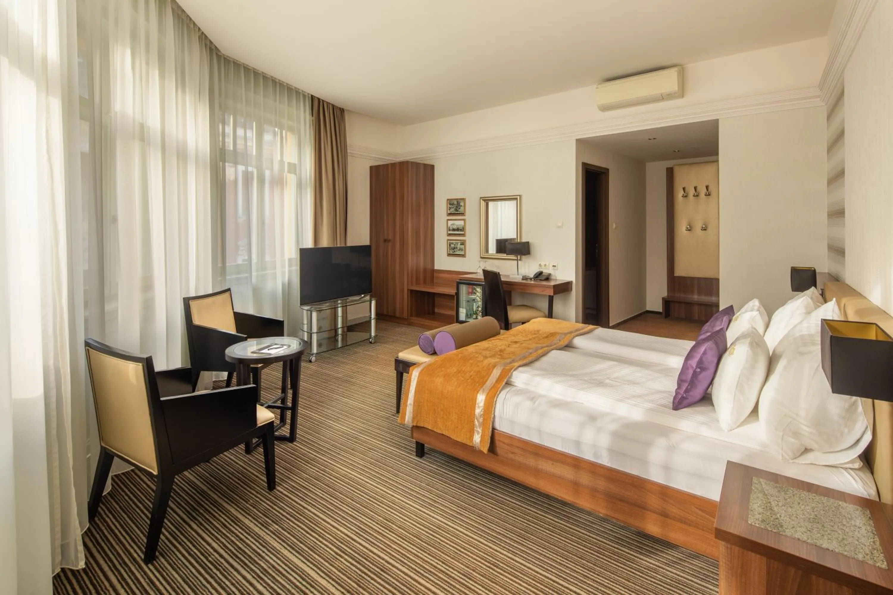 Photo of the whole room, Bed in Grand Hotel Glorius Makó