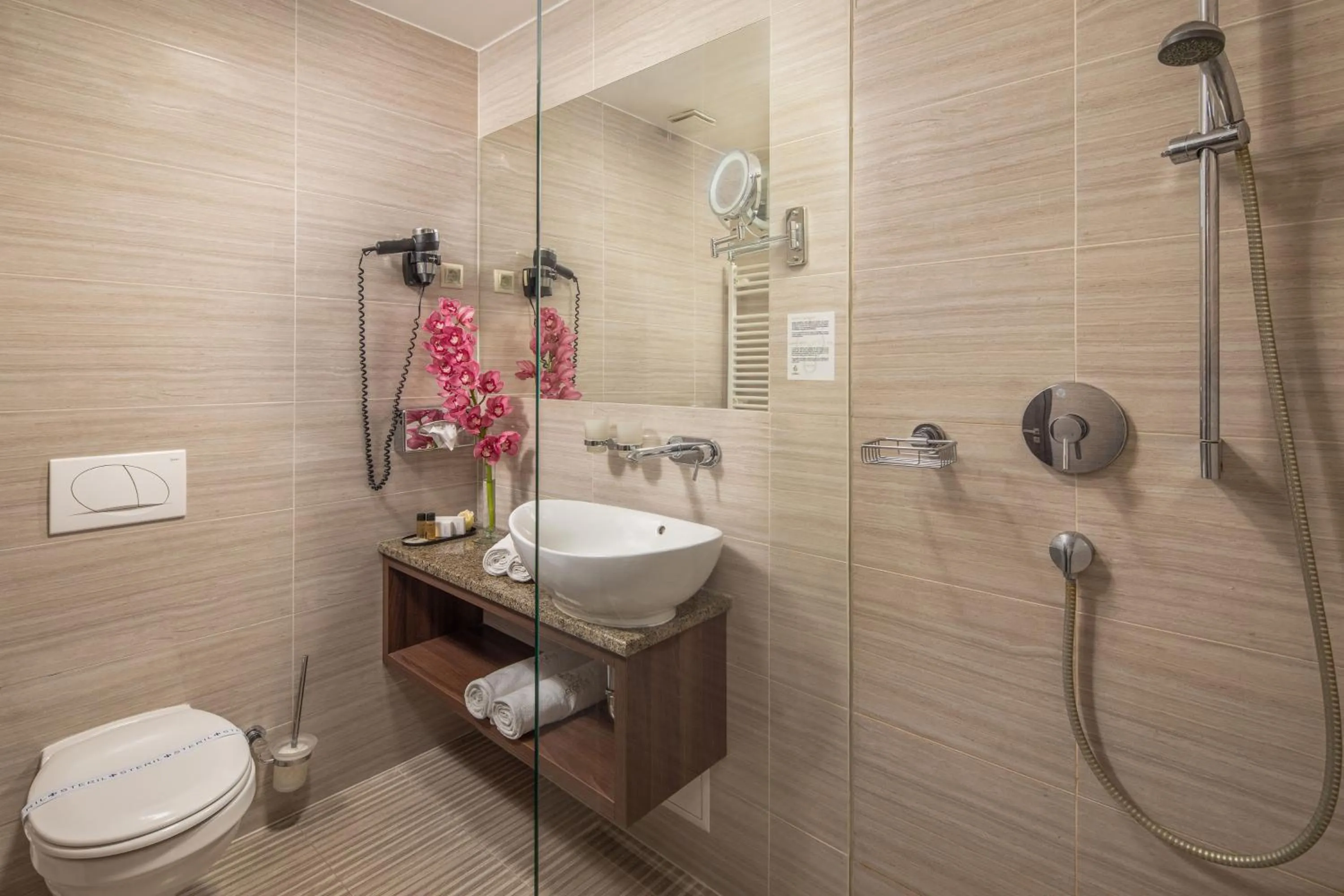 Shower in Grand Hotel Glorius Makó