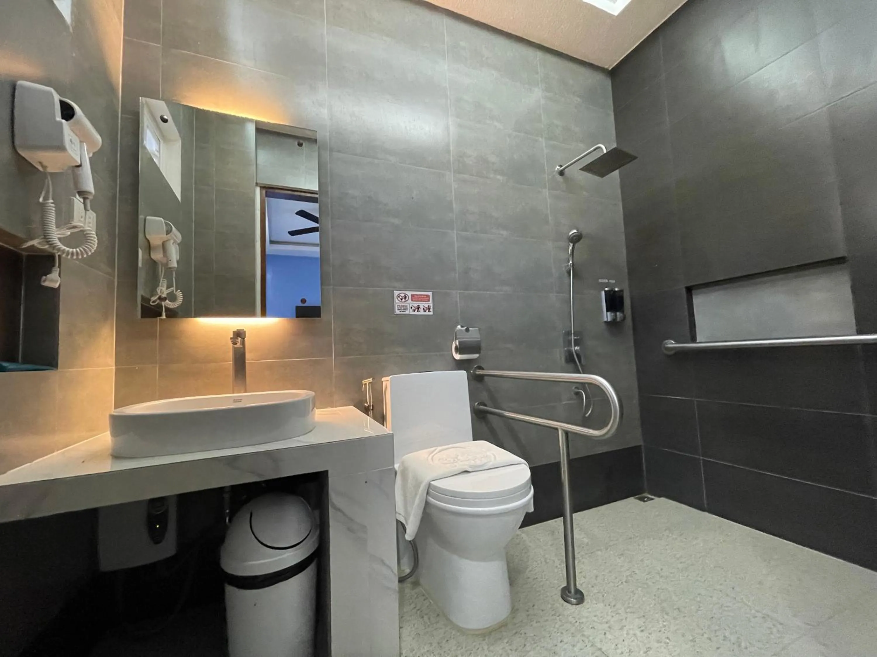 Bathroom in Casa Marco Suites Puerto Galera powered by Cocotel