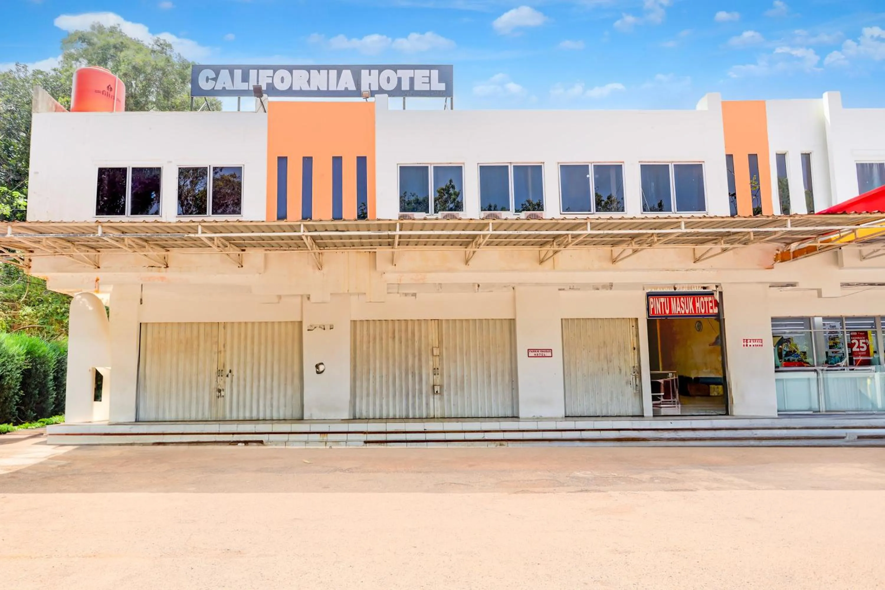 Facade/entrance in Hotel O California 2NearNagoya Hill Shopping Mall