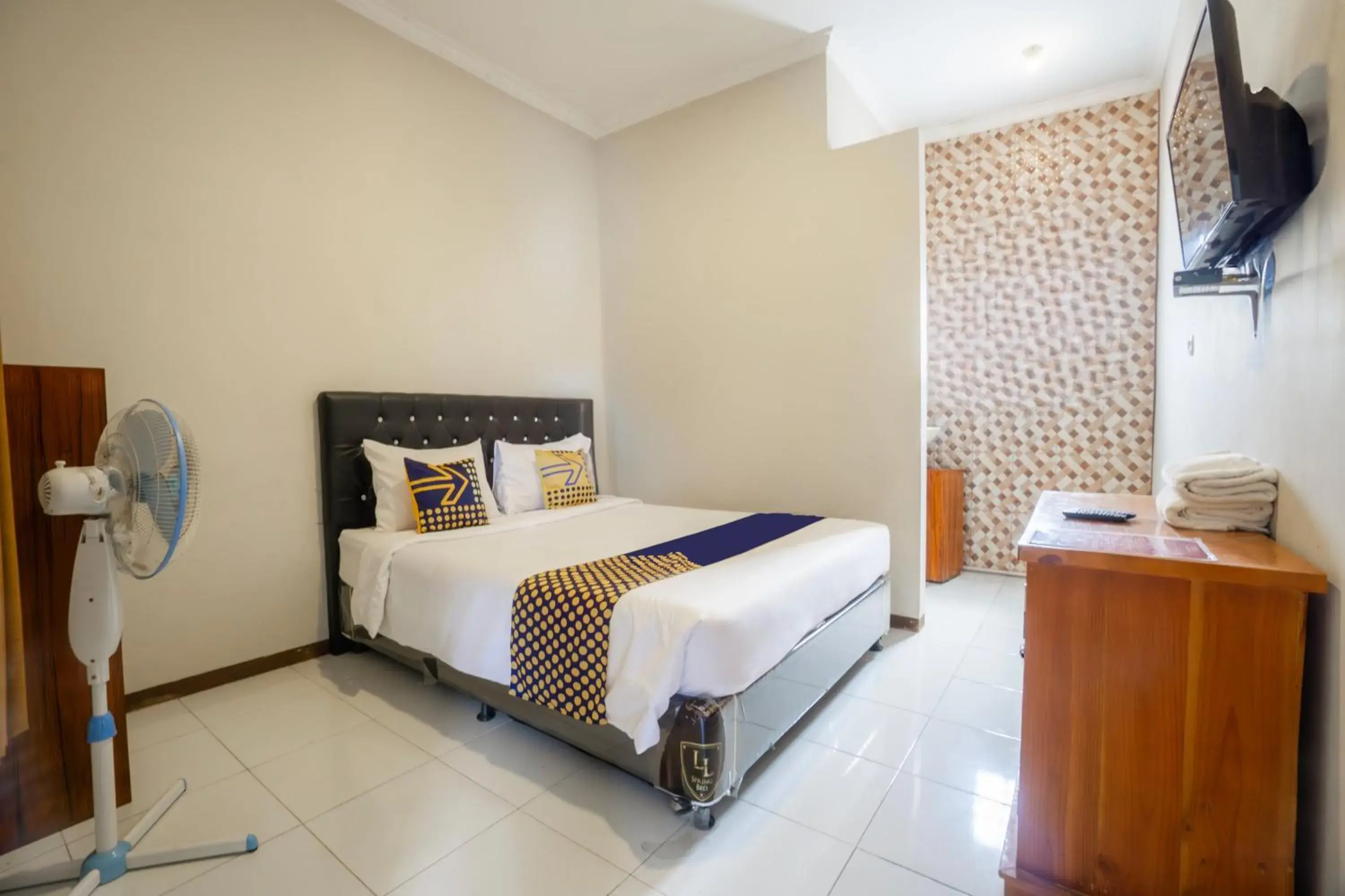 Budget Double Room in Hotel O Buduran Homestay Syariah Budget Double Room in Hotel O Buduran Homestay Syariah
