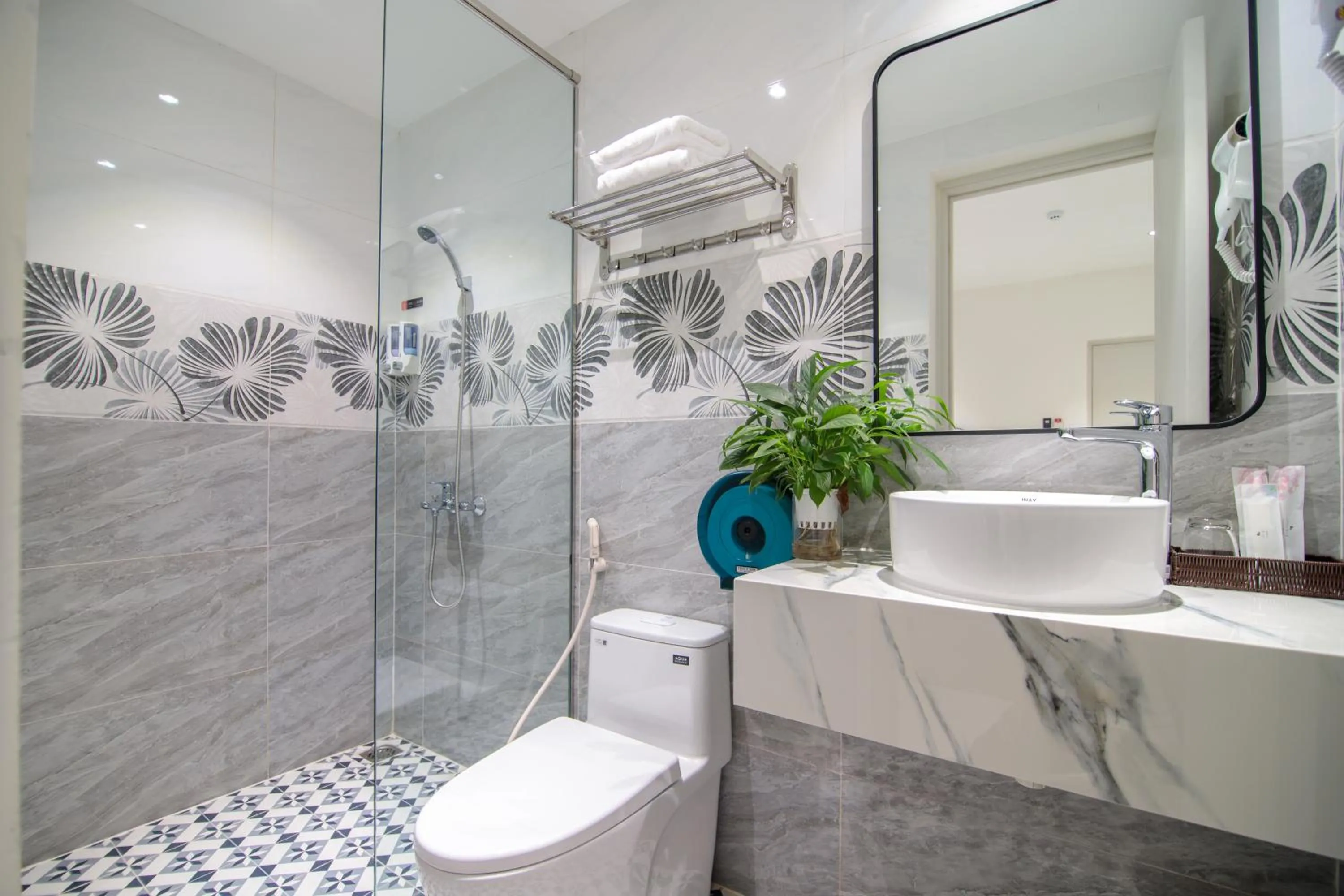 Shower in Bin Bin Hotel 11 Near Island Diamond