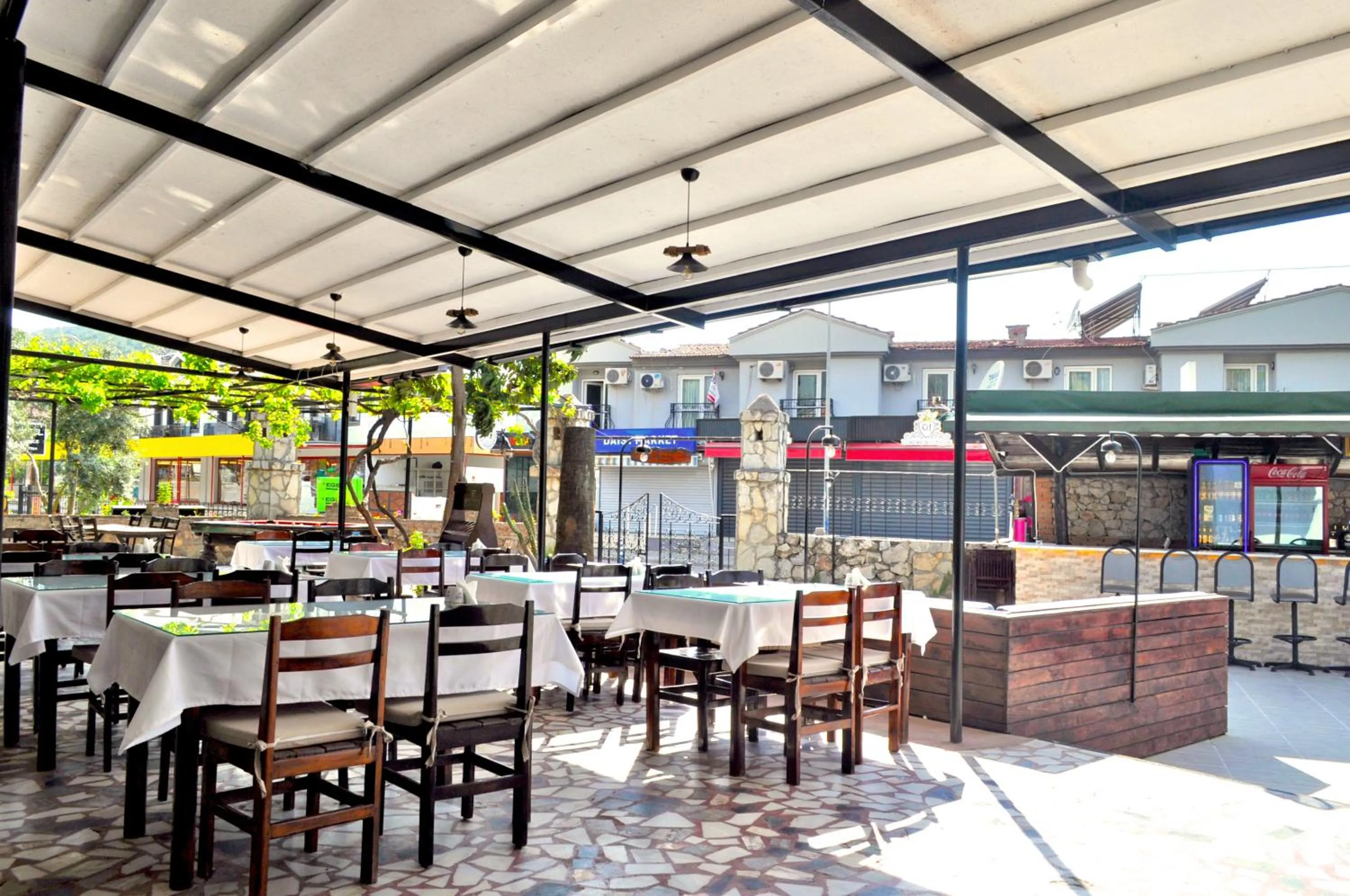 Restaurant/places to eat in Native Hotel