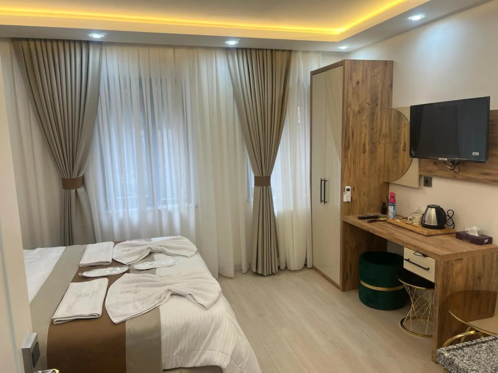 TV and multimedia, Bed in Ninova Boutique Hotel