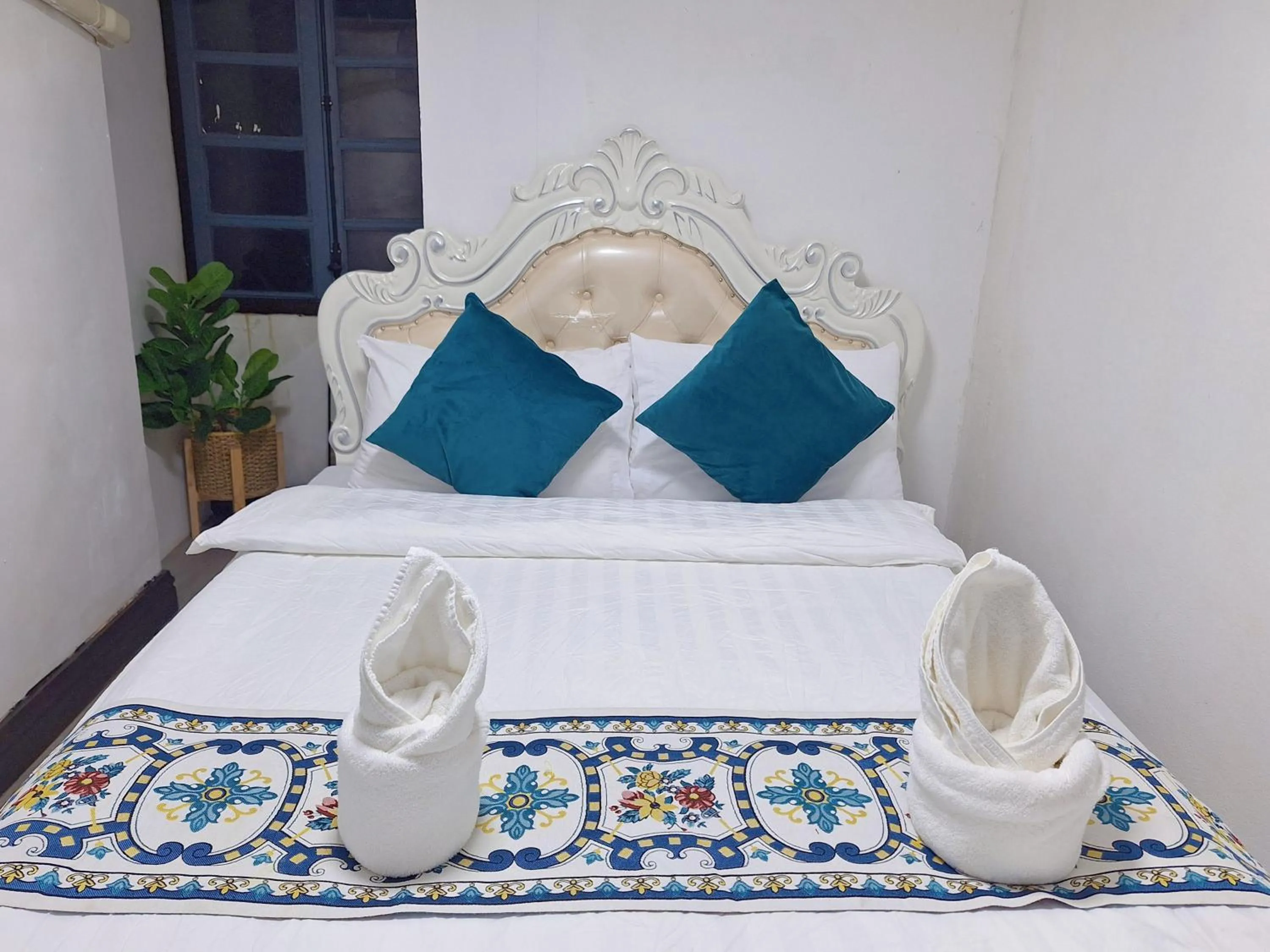 Bed in Monsane villa